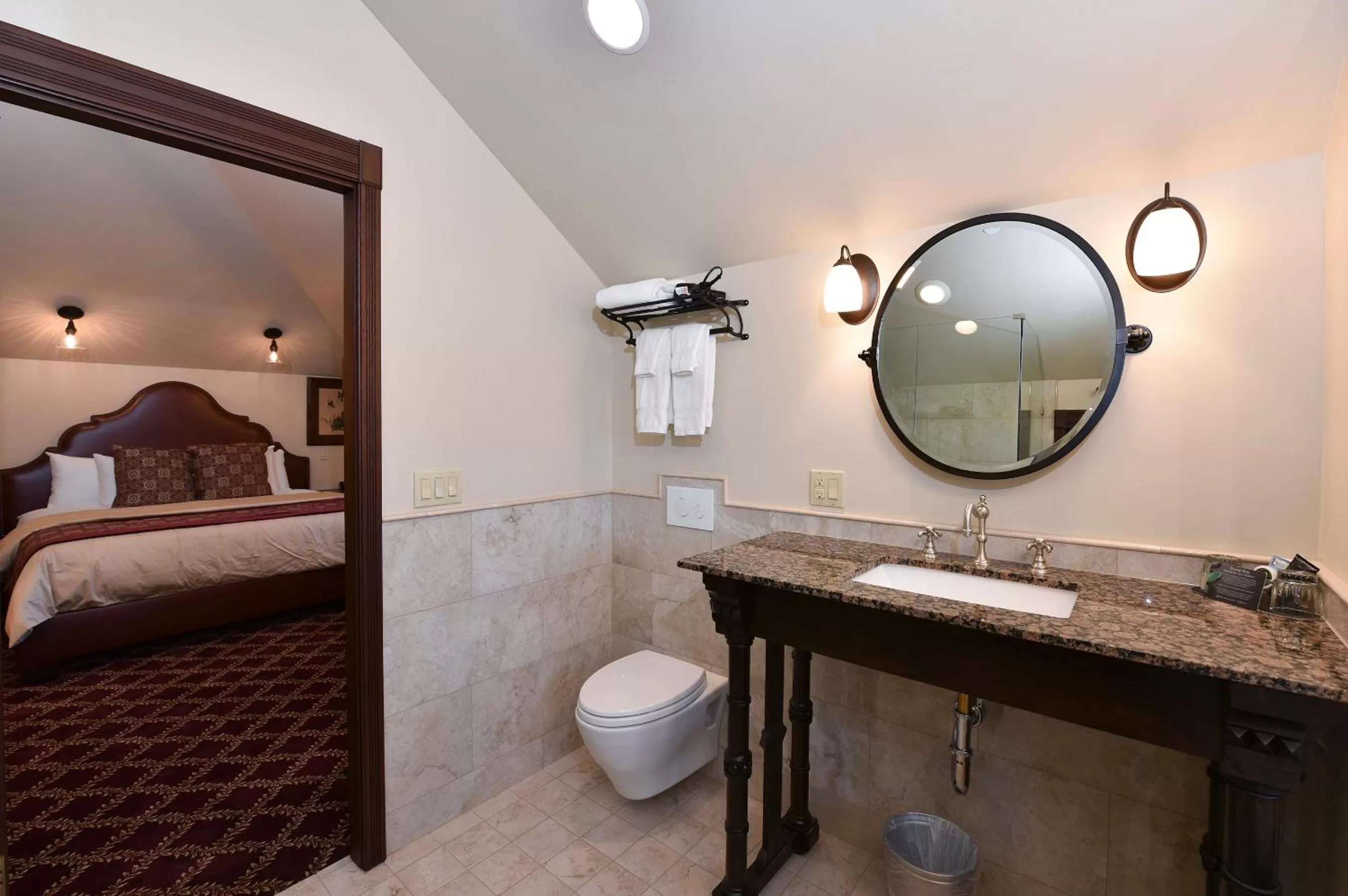 Toilet, Bed in Blackbird Inn