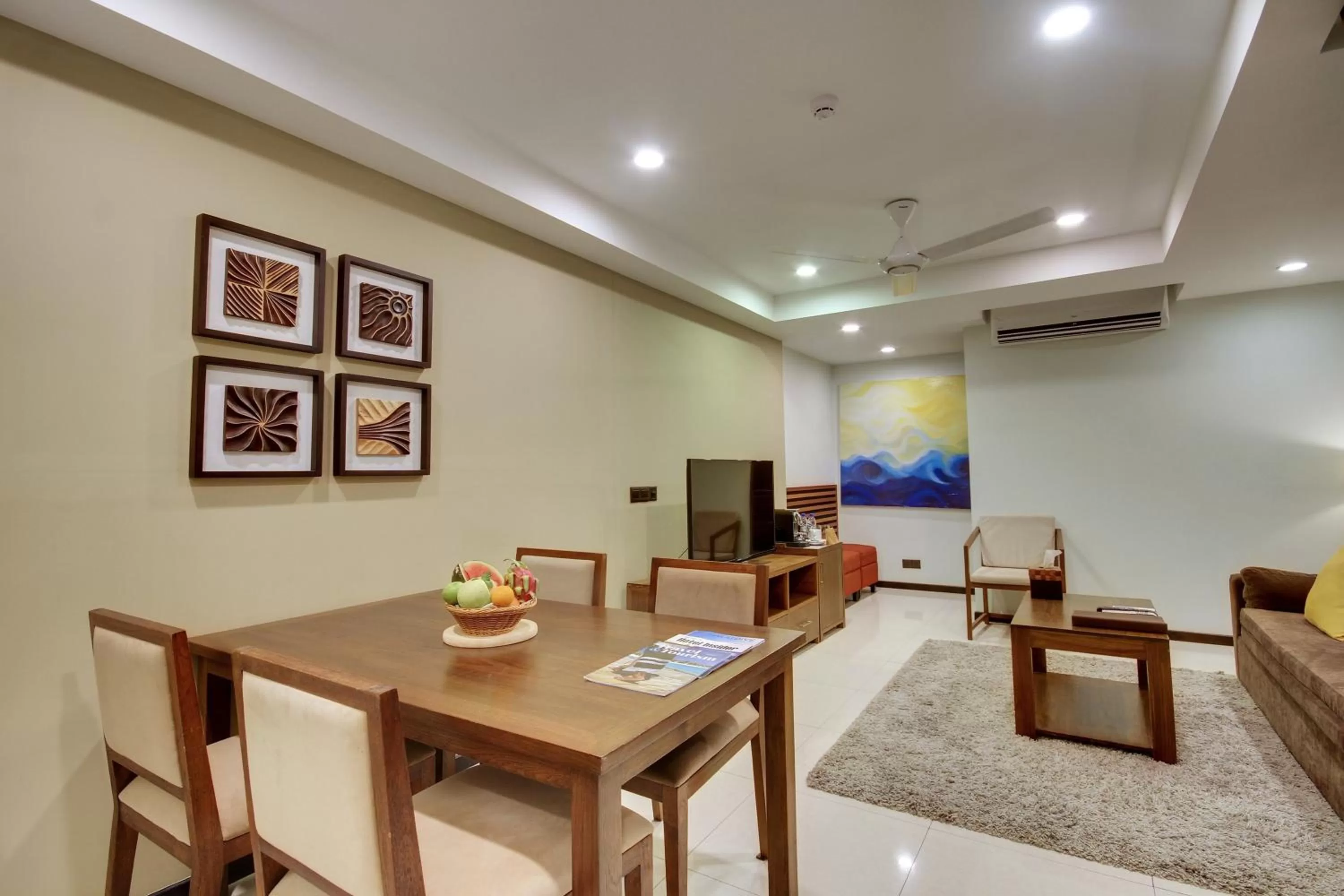 Communal lounge/ TV room in The Somerset Hotel