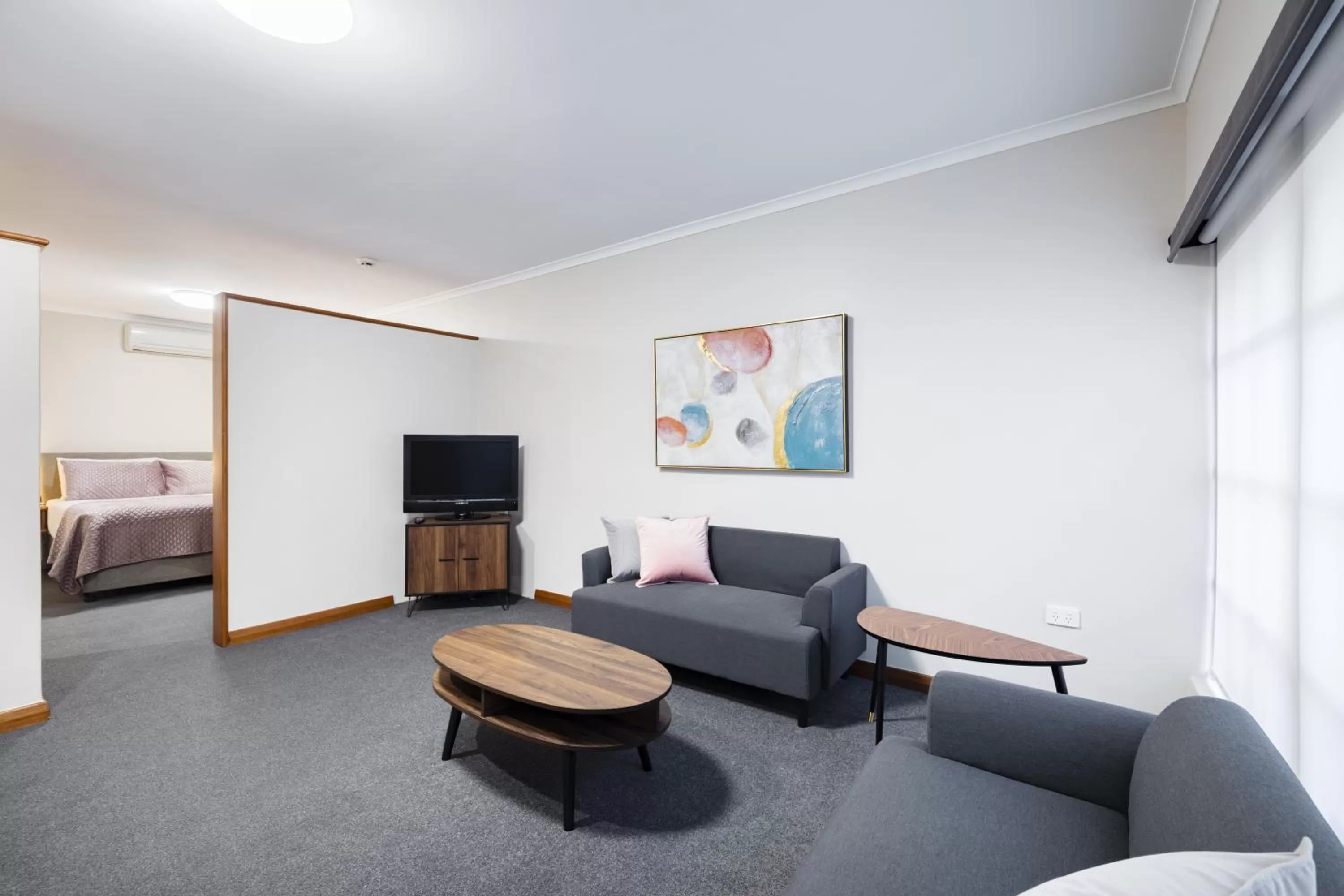 TV and multimedia, Bed in Adelaide Inn