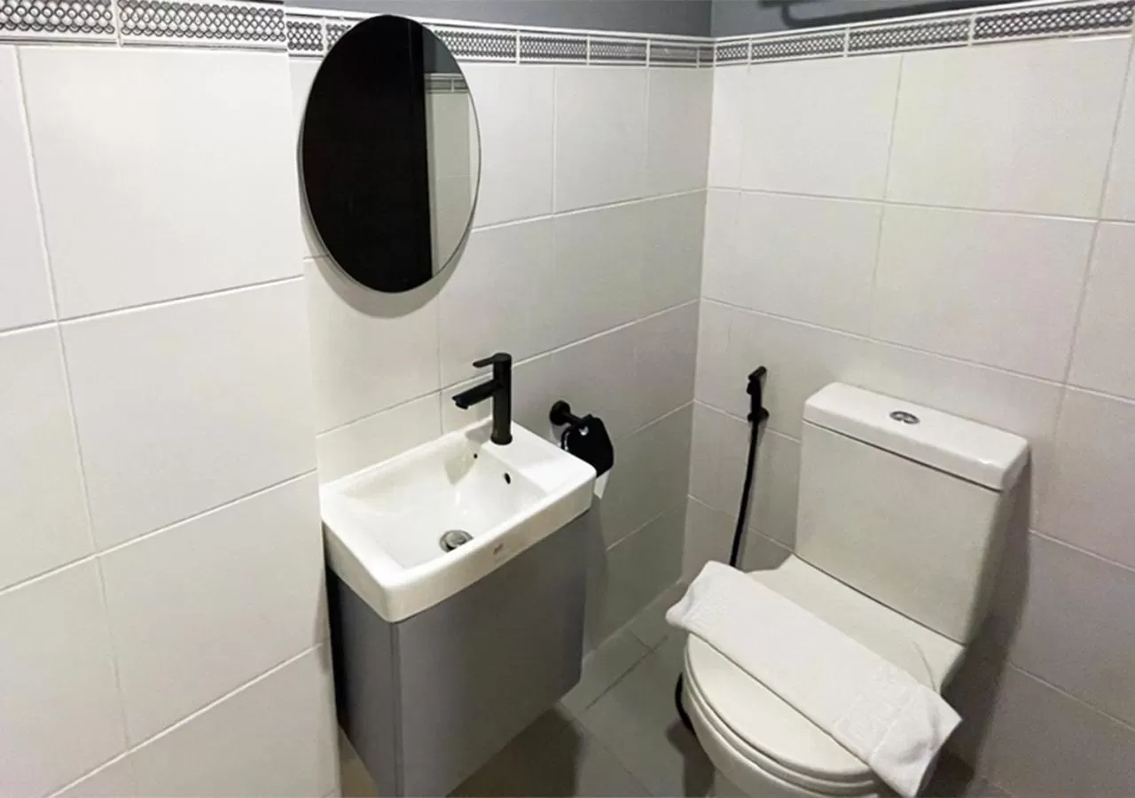 Toilet in mySTAY Hotel BGC North