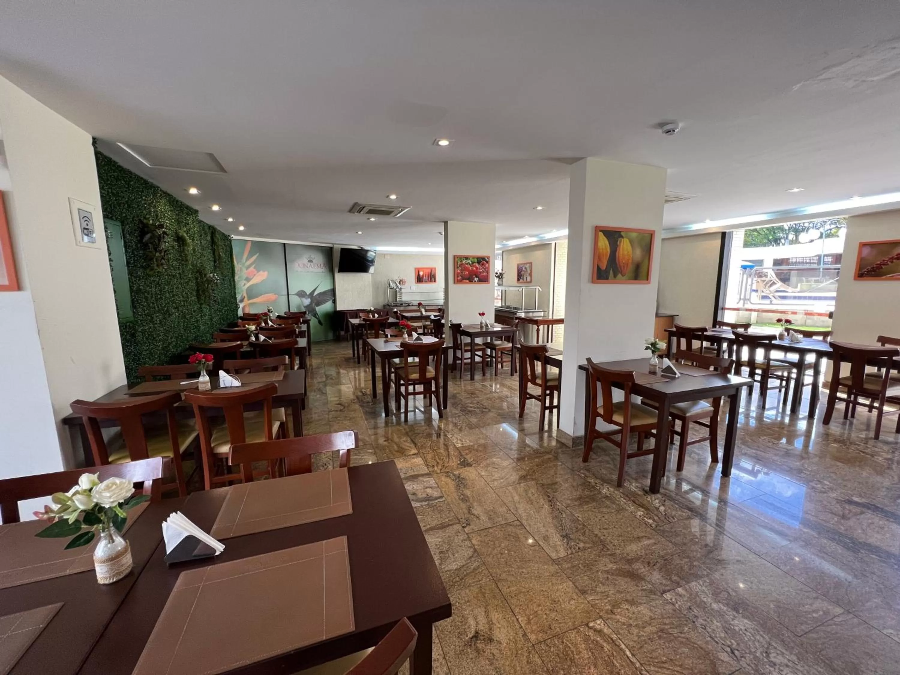 Restaurant/places to eat in Hotel Ema Palace