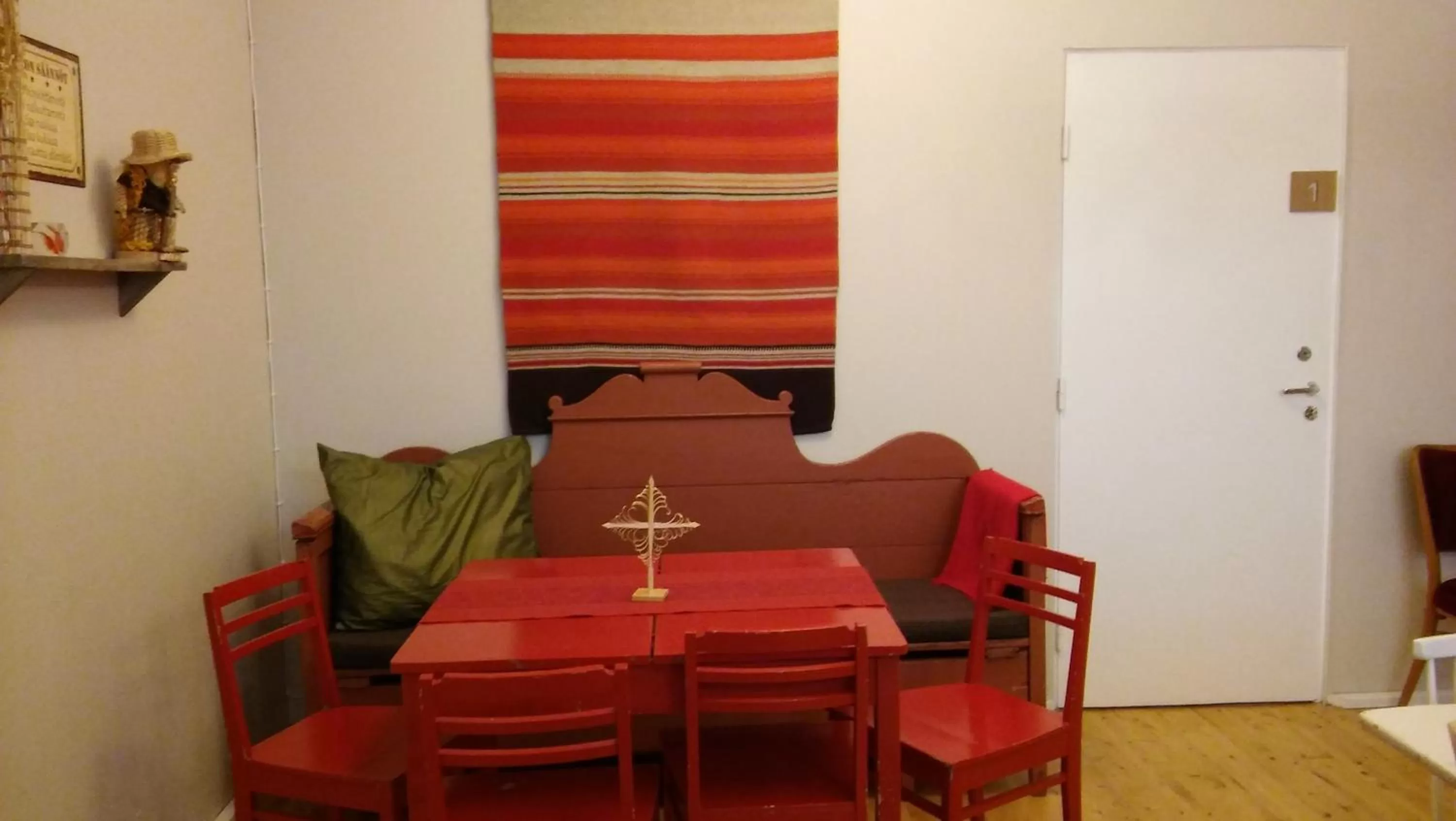 Communal lounge/ TV room, Dining Area in Matkustajakoti Kuutamo Guesthouse