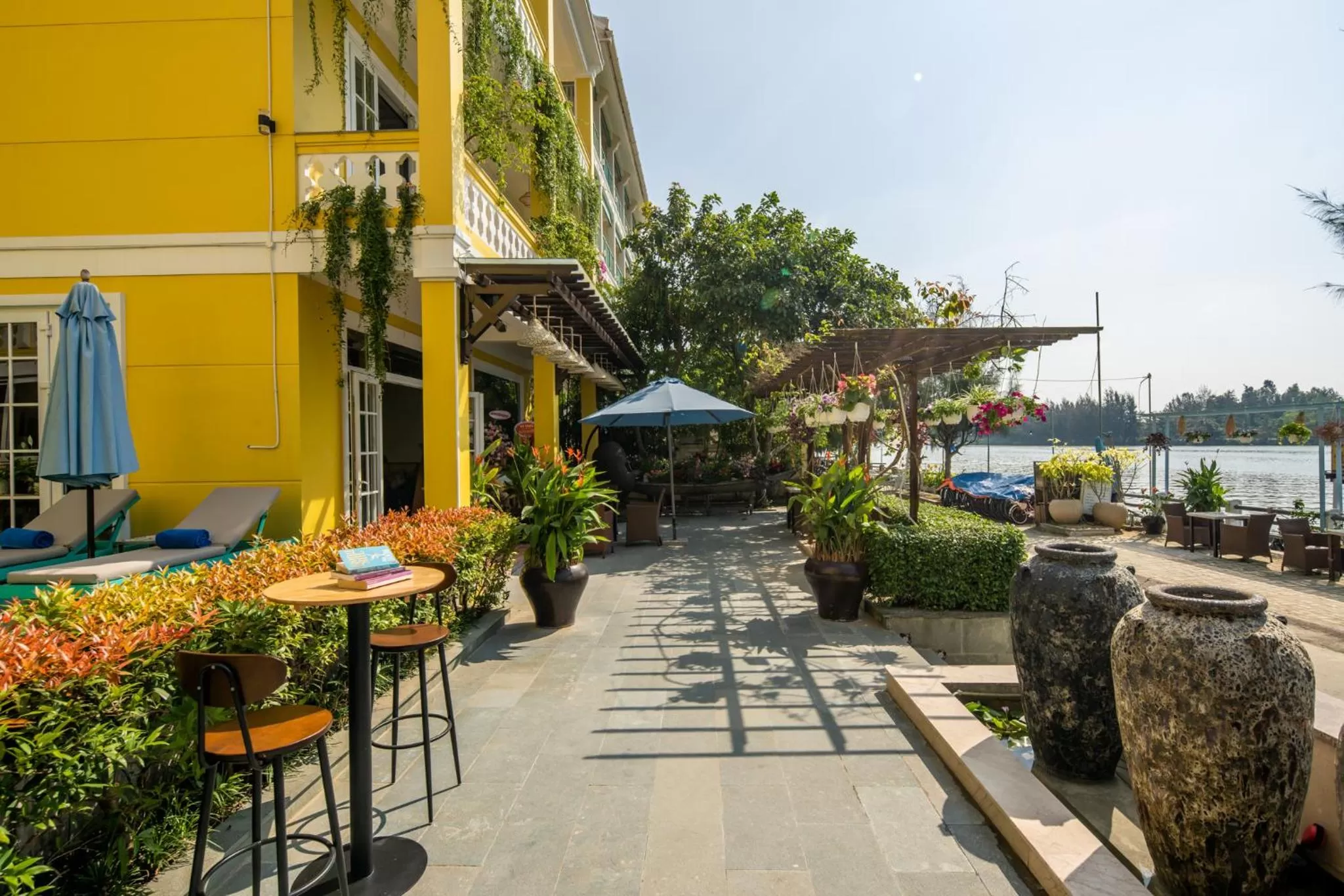 Patio, Restaurant/Places to Eat in TRIPLE Riverside Villa Hotel HoiAn