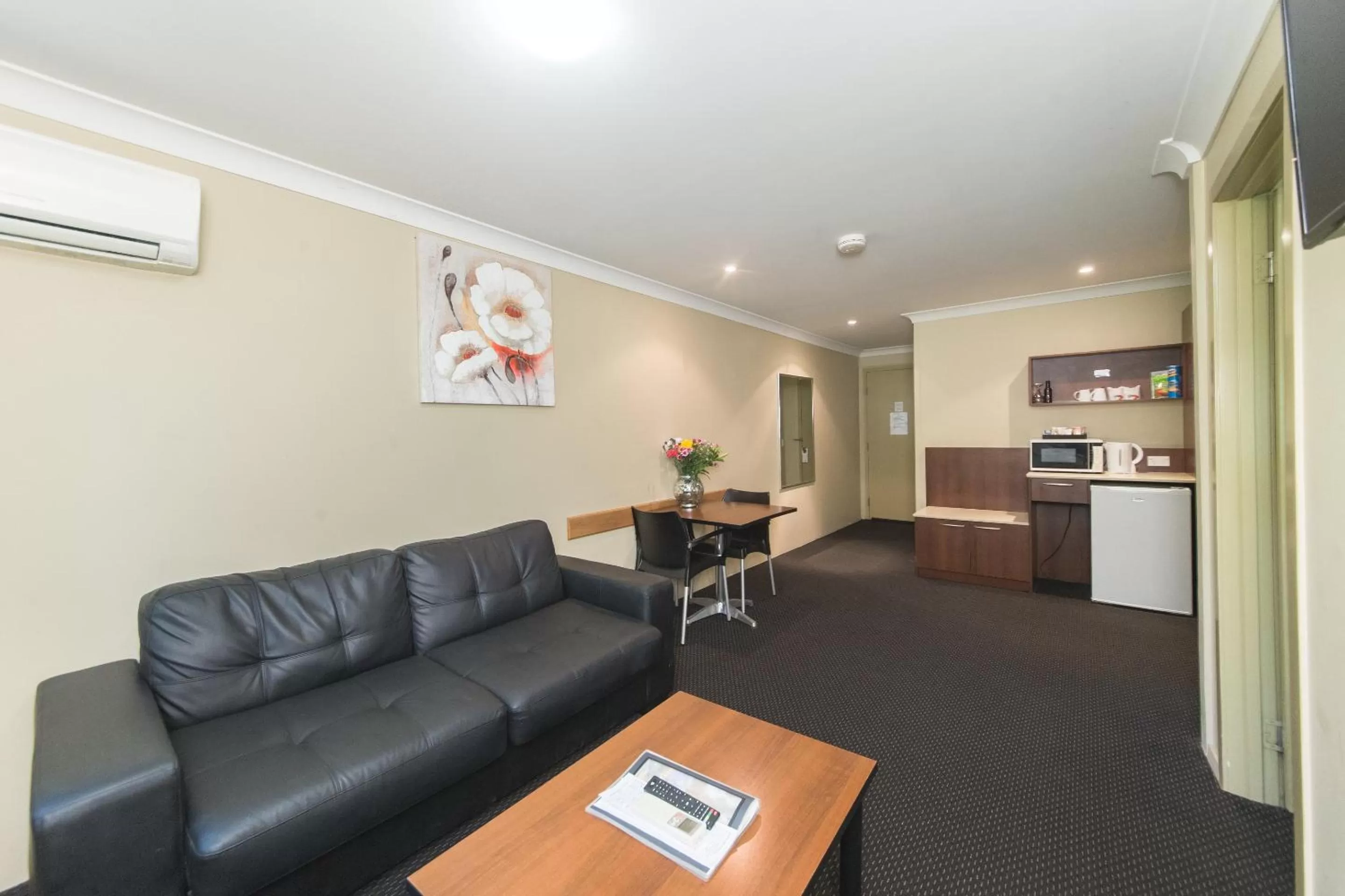 Living room in Rocky Resort Motor Inn