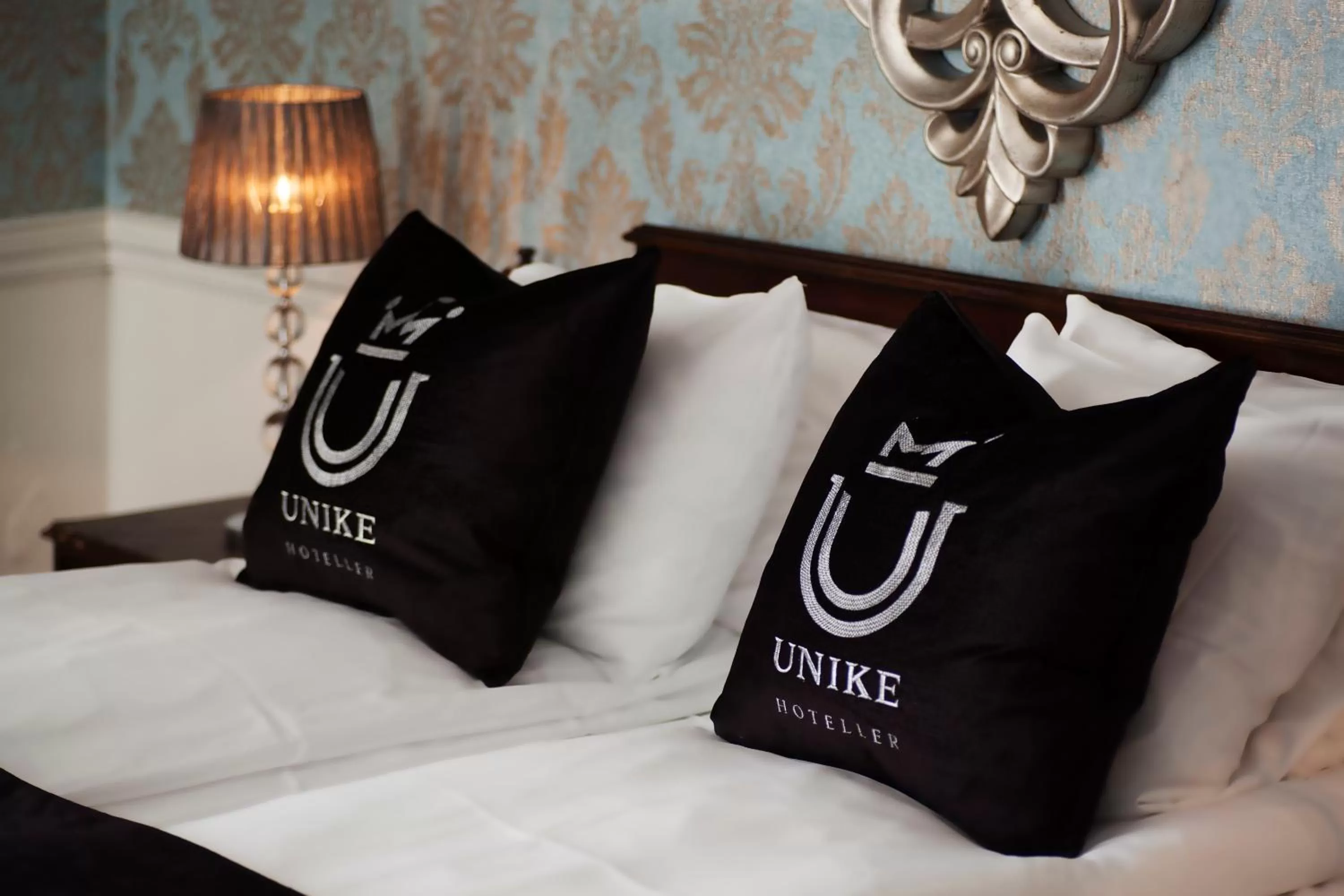 Logo/Certificate/Sign, Bed in Hotel Kong Carl - Unike Hoteller