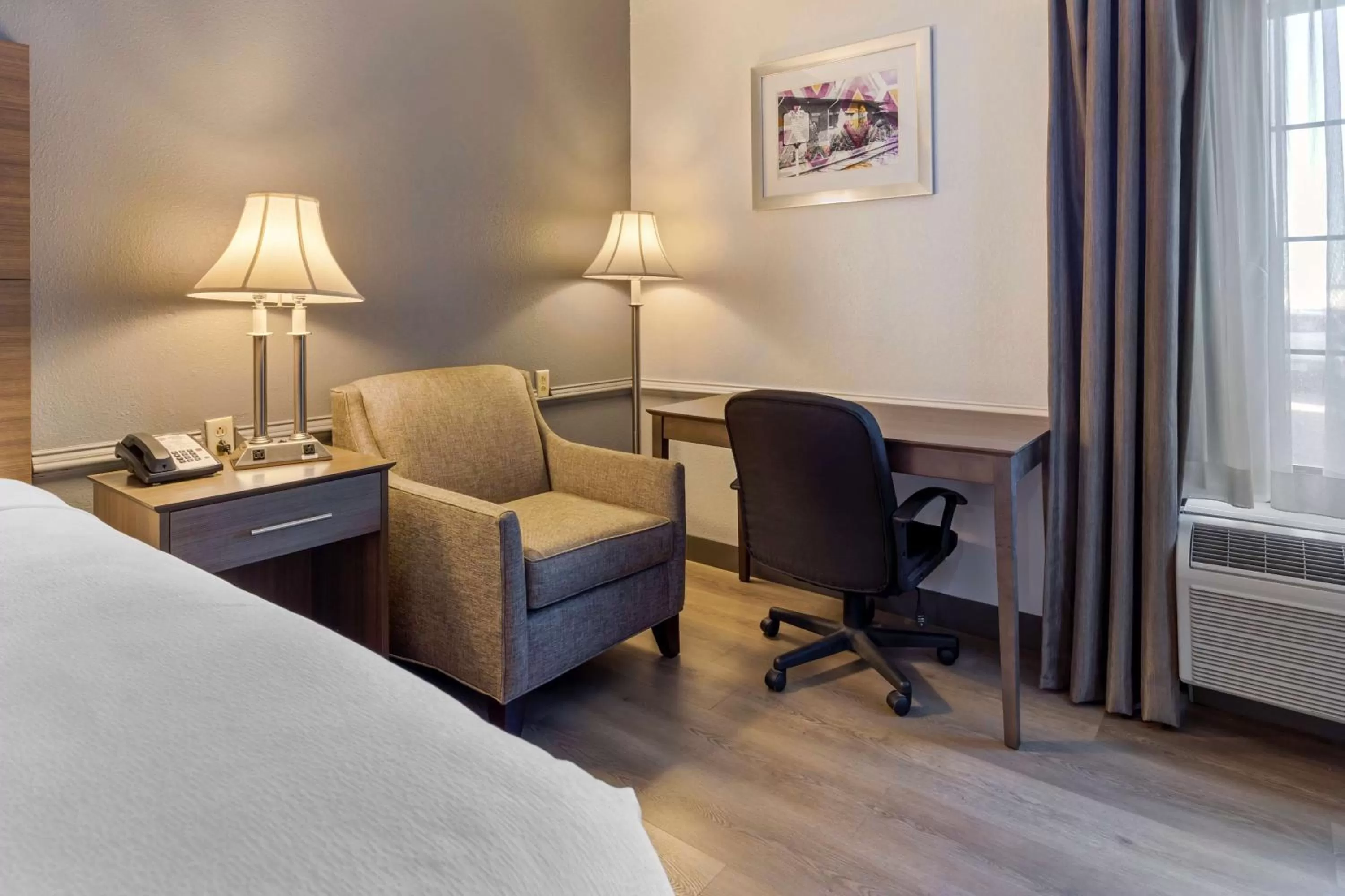 Bedroom in Best Western Plus South Hill Inn