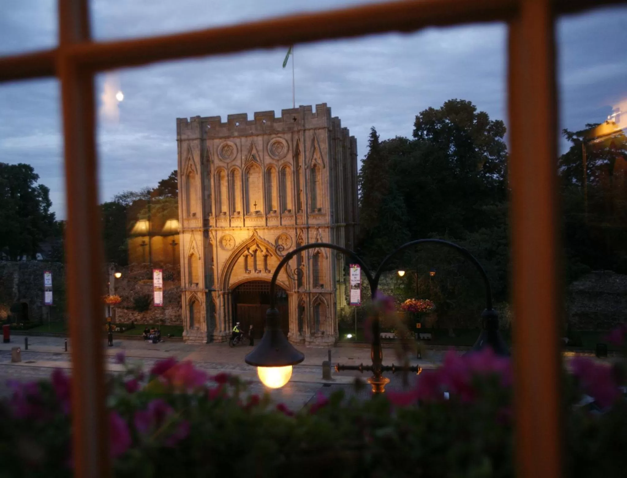 Facade/entrance in Angel Hotel
