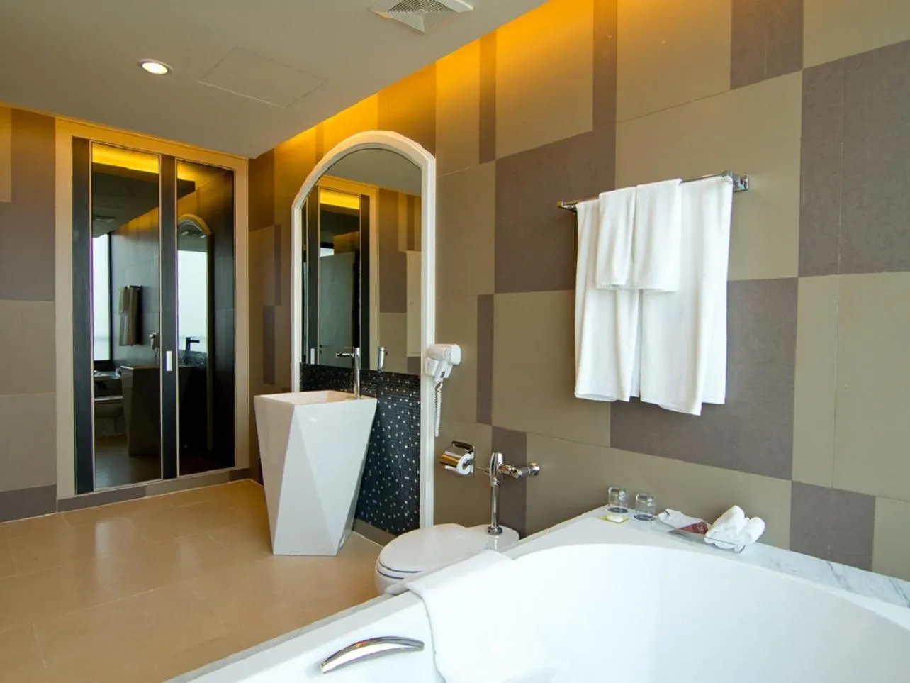 Bathroom, Bed in Way Hotel Pattaya