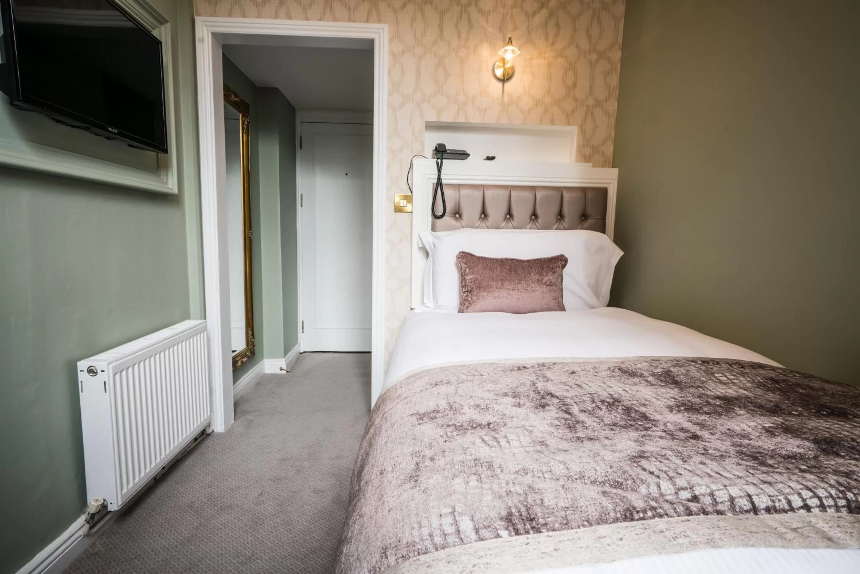 Bed in Stauntons on the Green Hotel