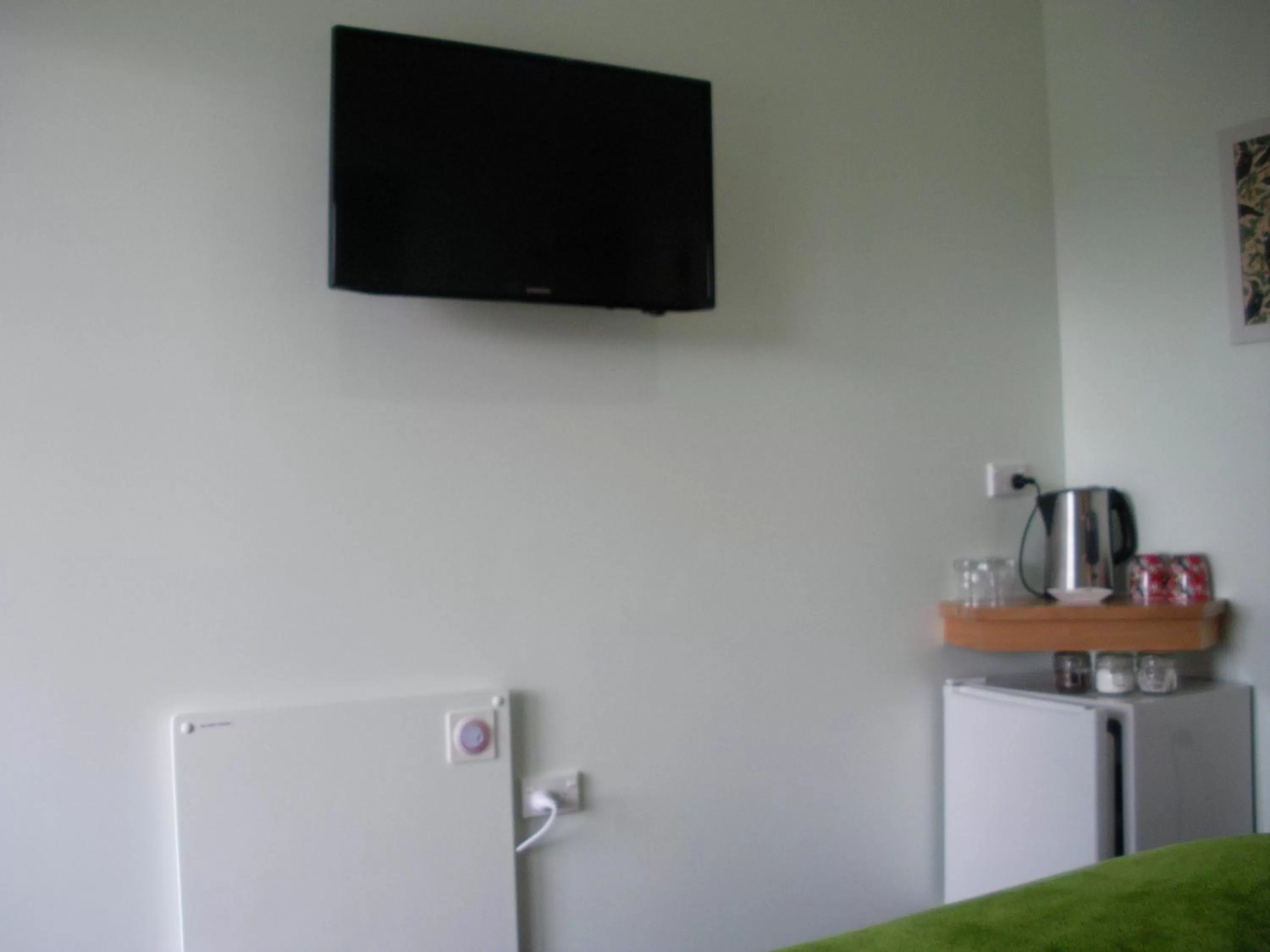 TV and multimedia, TV/Entertainment Center in Mahinapua Retreat B&B