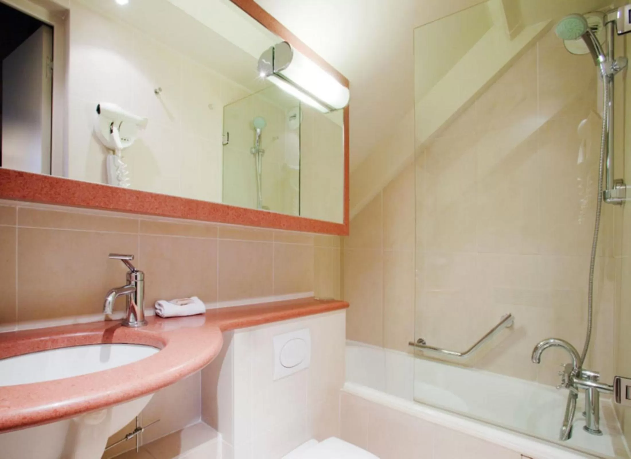 Bathroom in Hôtel Paris Louvre Opéra