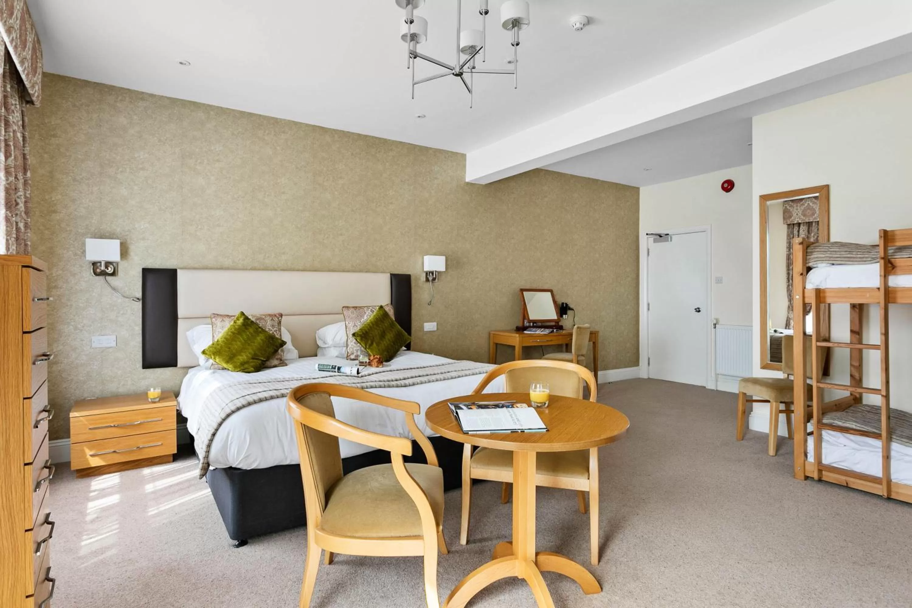 Bedroom, Bed in Abbey Sands Hotel