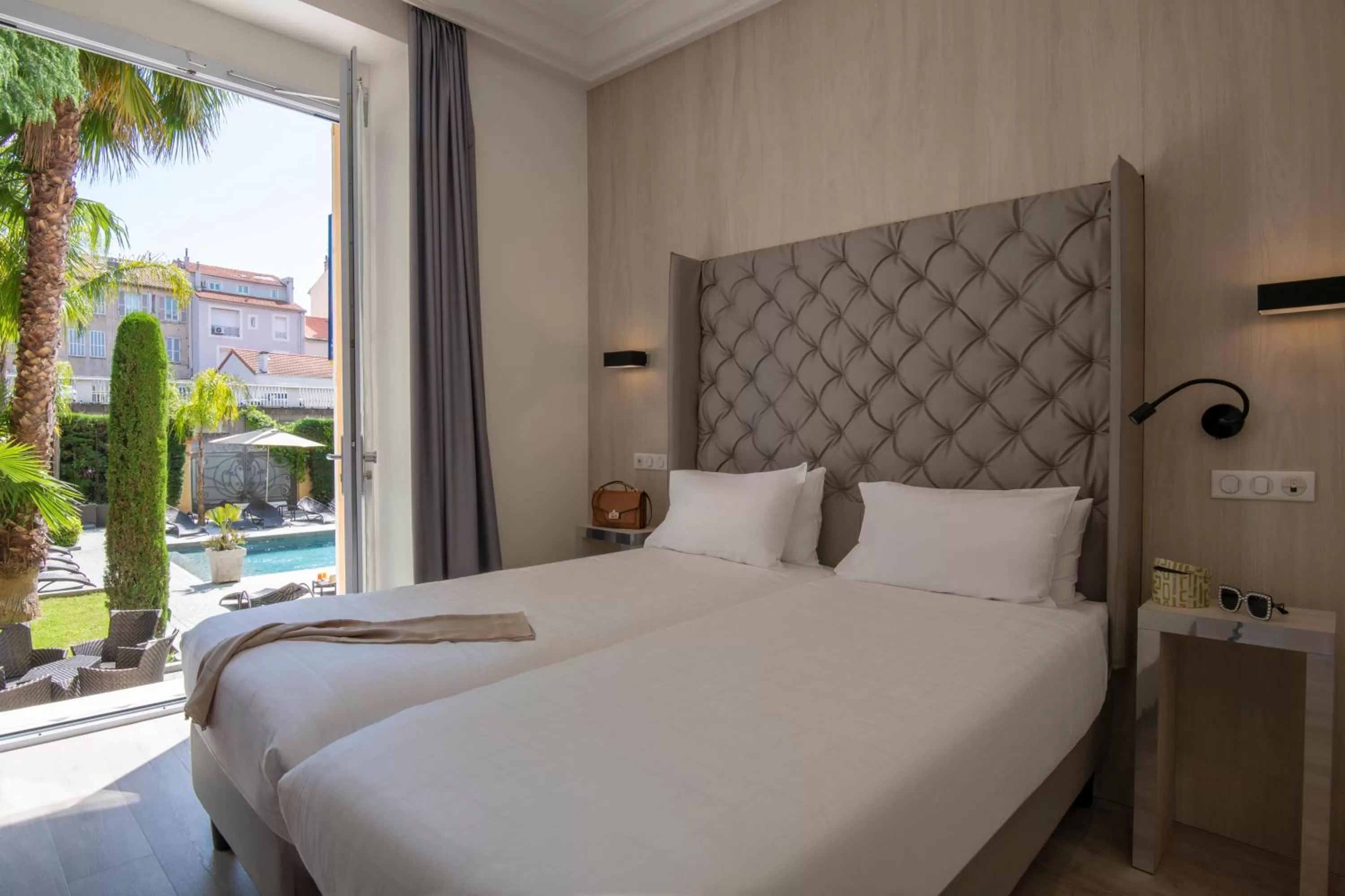 View (from property/room), Bed in GOLDEN TULIP CANNES HOTEL de PARIS