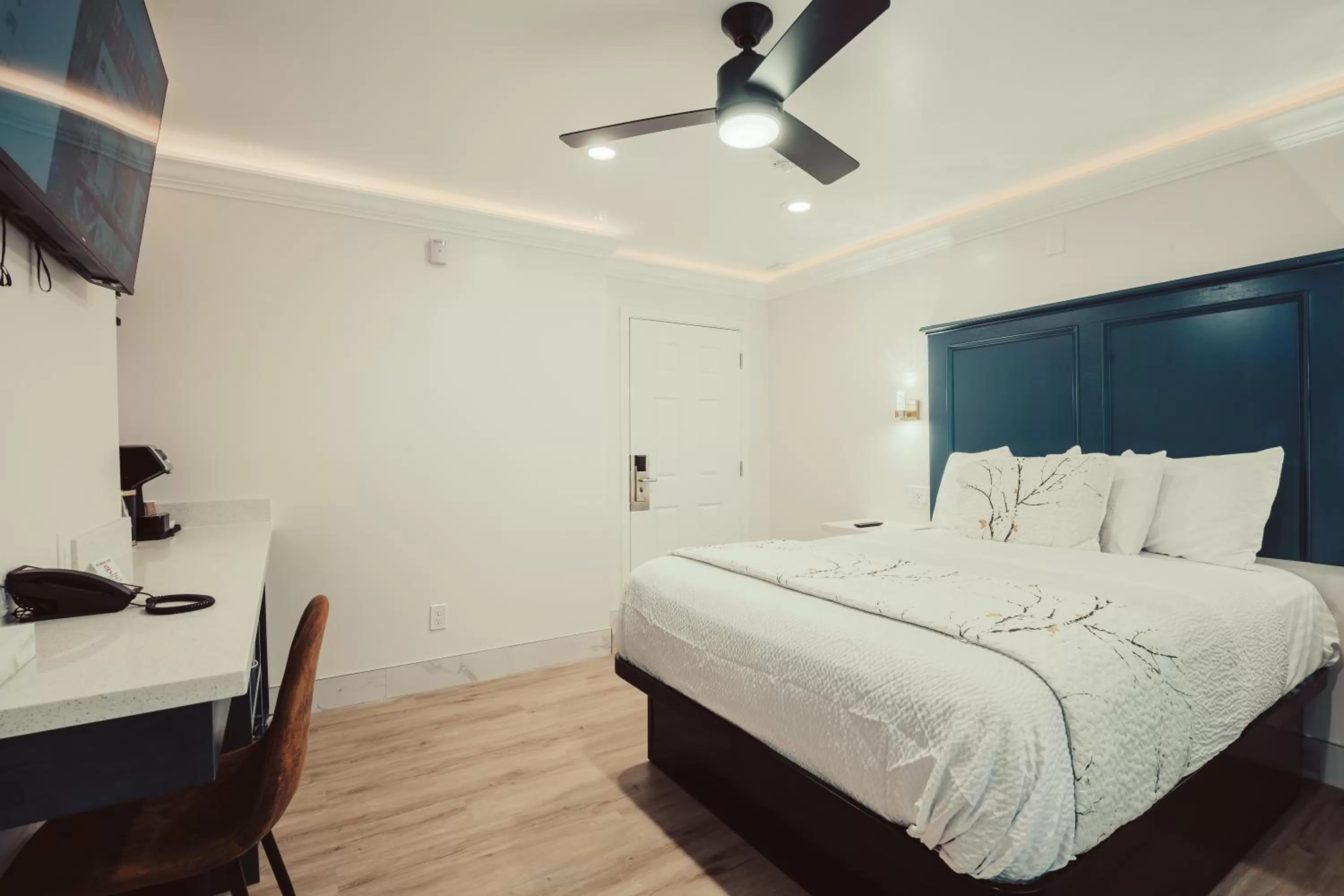 Bed in Blufftop Inn & Suites - Wharf/Restaurant District