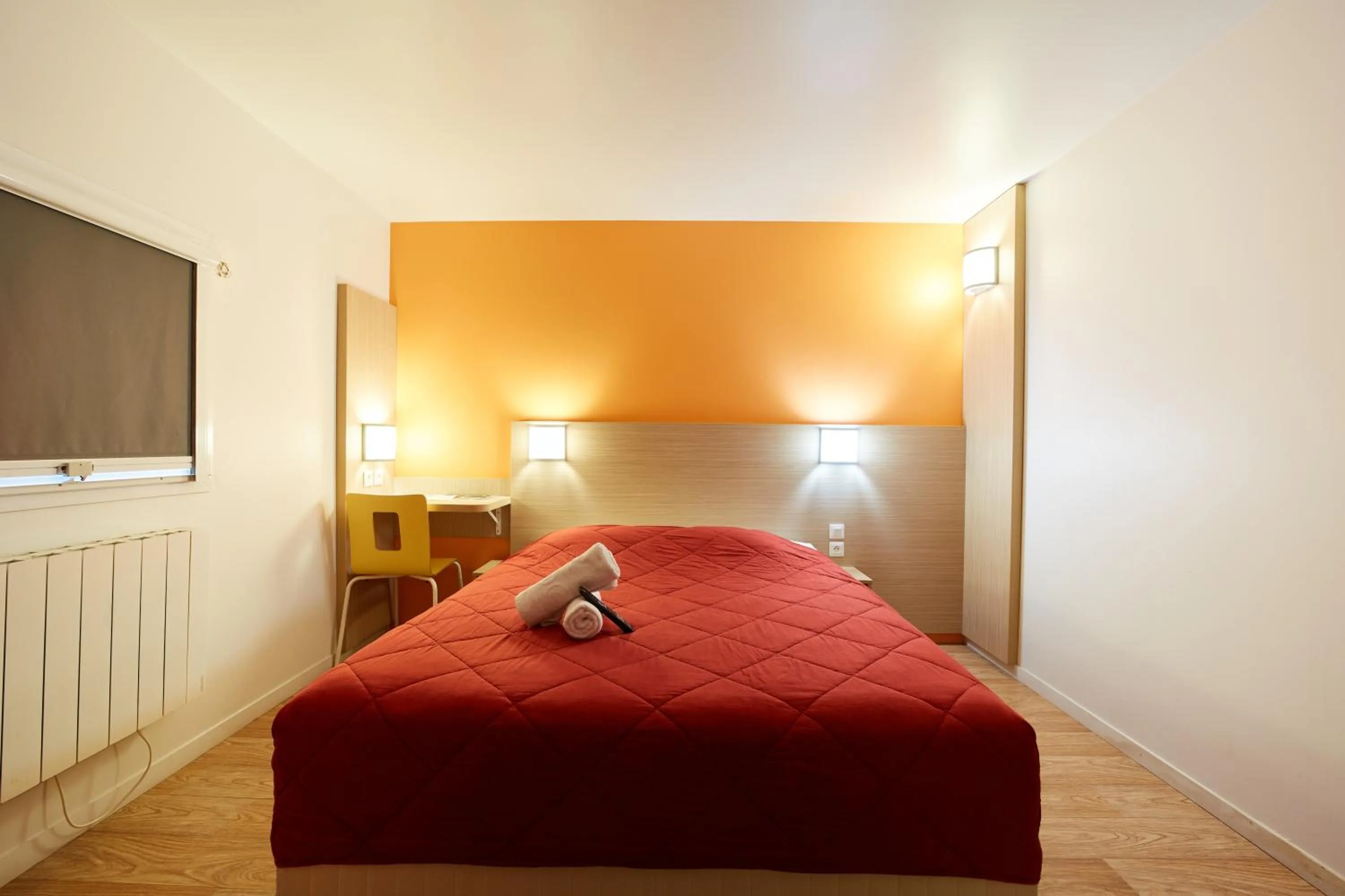 Photo of the whole room, Bed in Première Classe Amiens