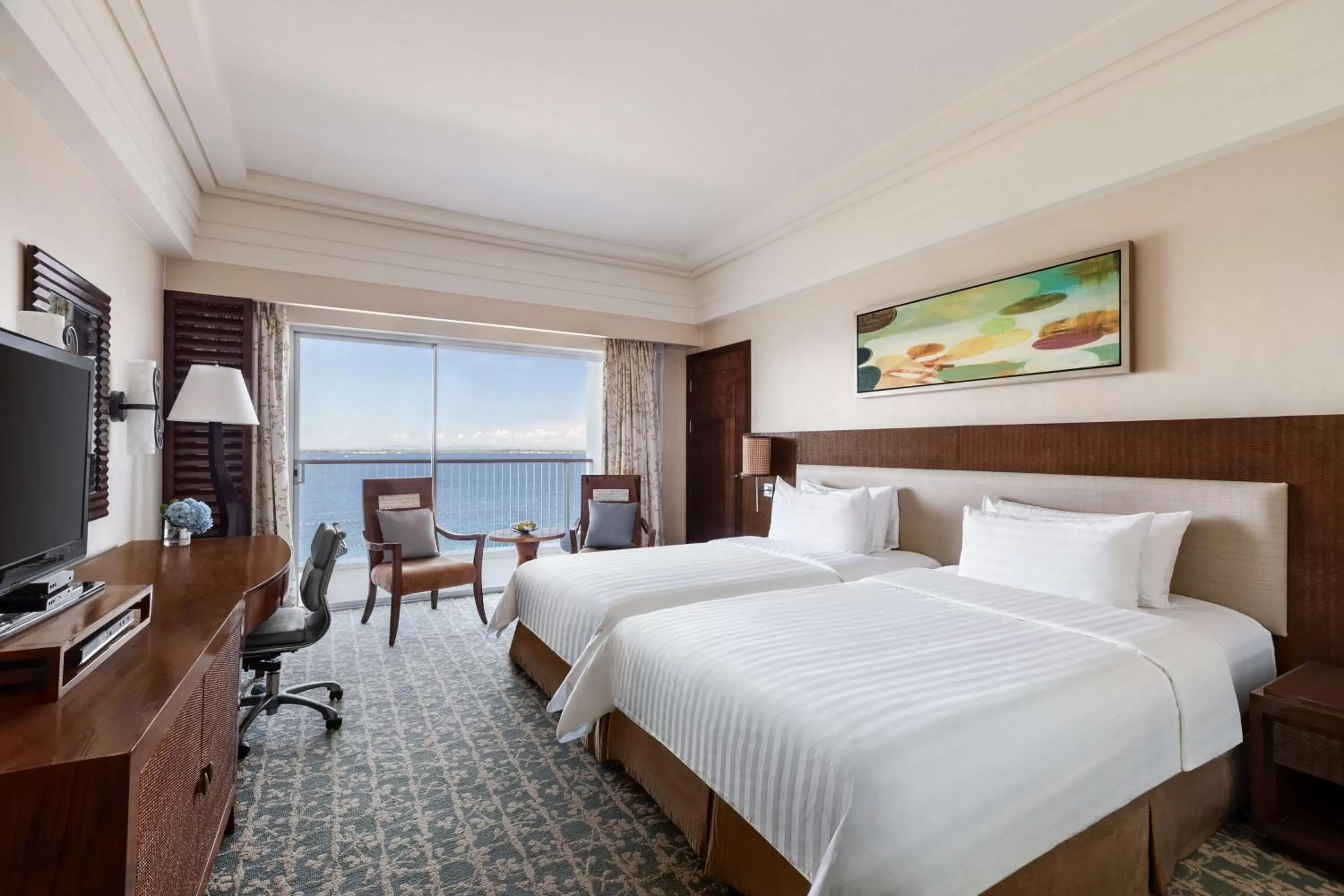 Photo of the whole room, Bed in Shangri-La Mactan, Cebu