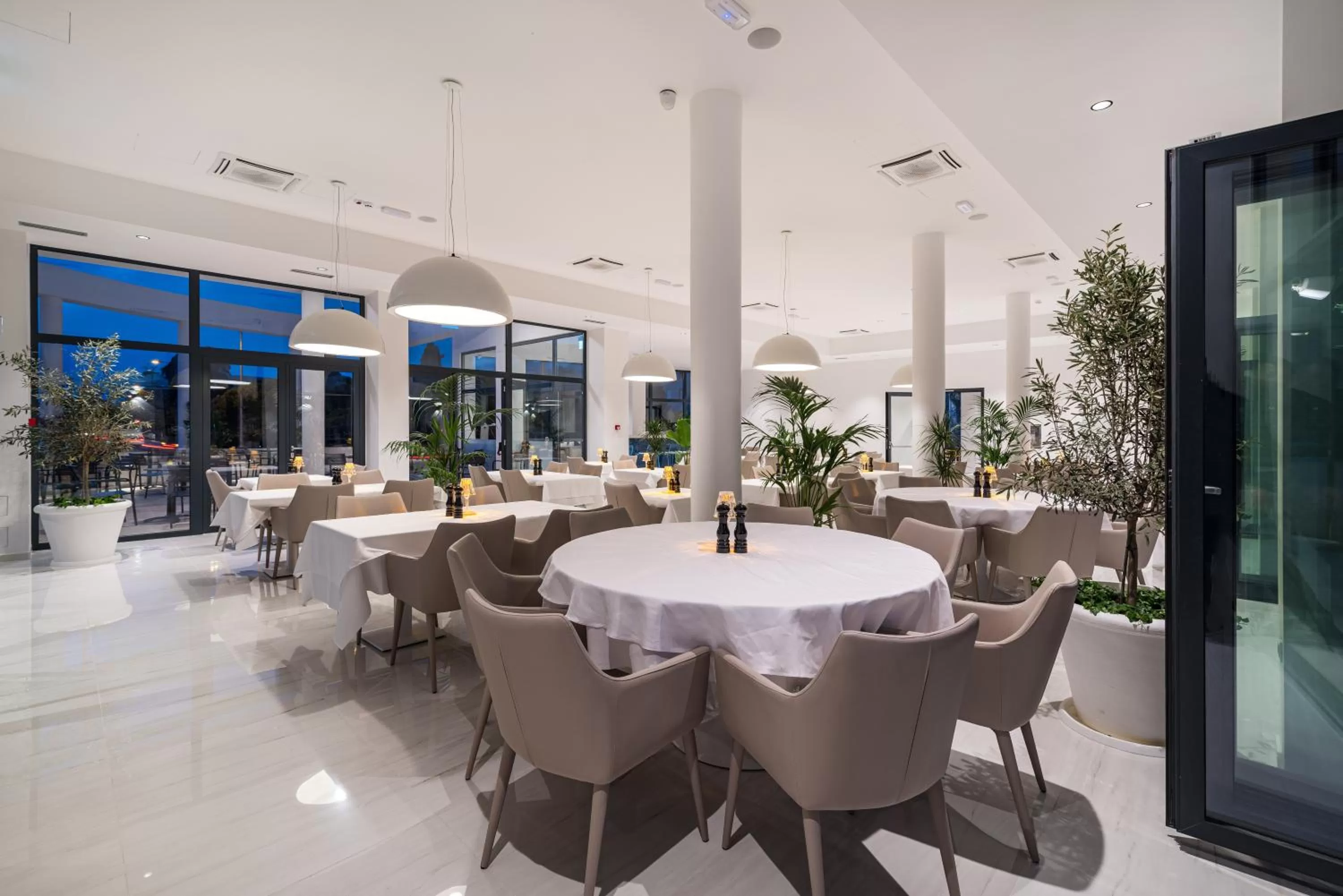 Restaurant/places to eat in Miramare Hotel