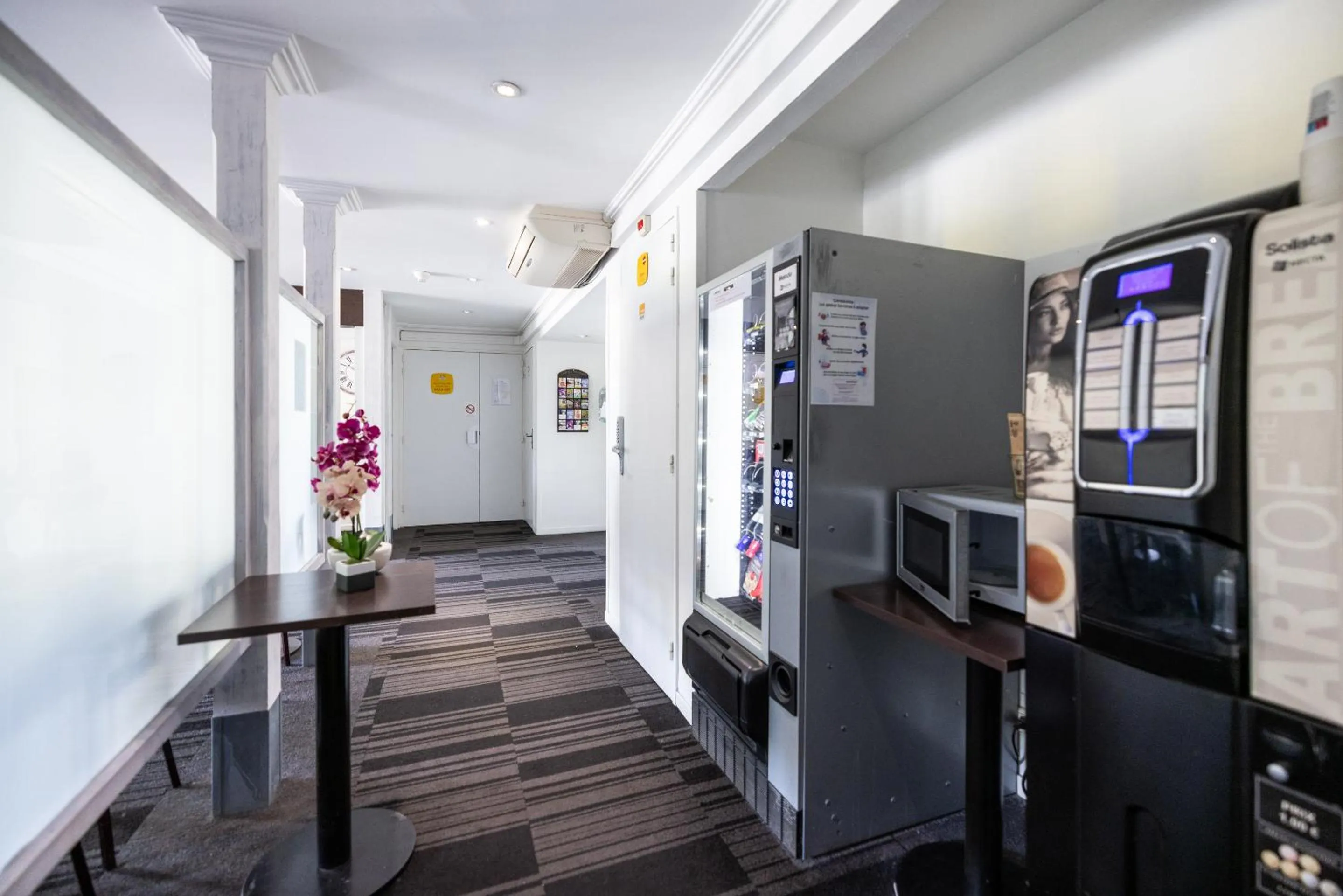 vending machine in The Originals Access, Hôtel Bordeaux Lac