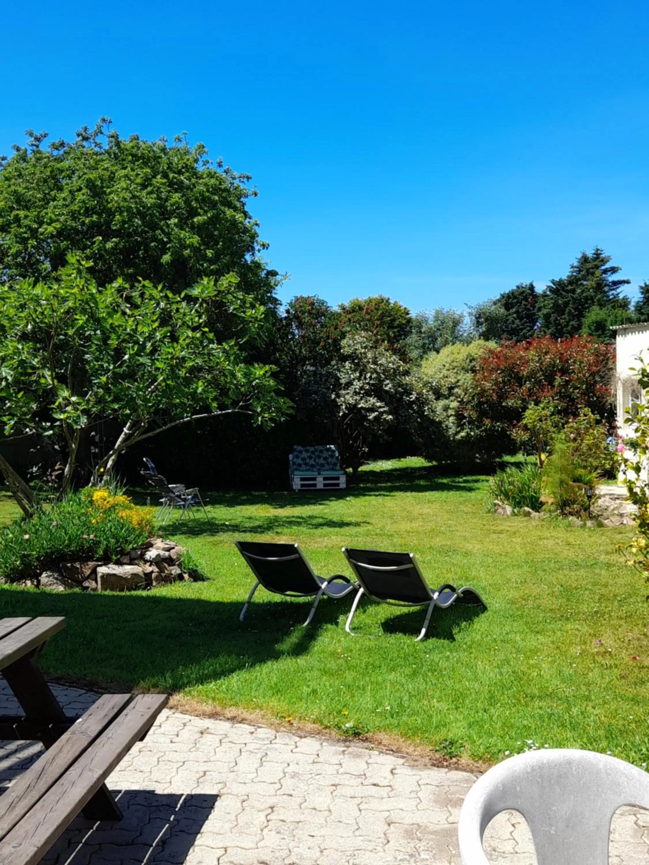 Garden in Les Hortensias - Chambres d'Hôtes