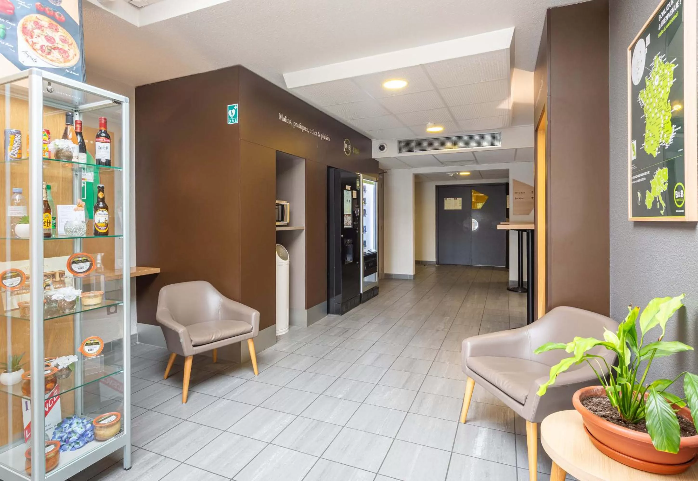 Lobby or reception in B&B HOTEL CHARTRES Le Coudray