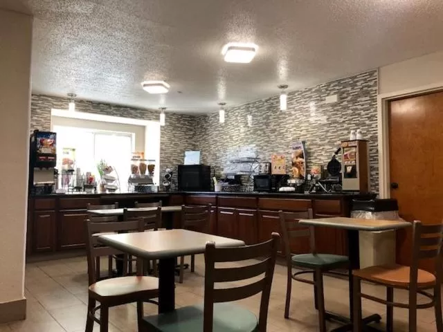 Communal kitchen in Microtel Inn by Wyndham - Murfreesboro