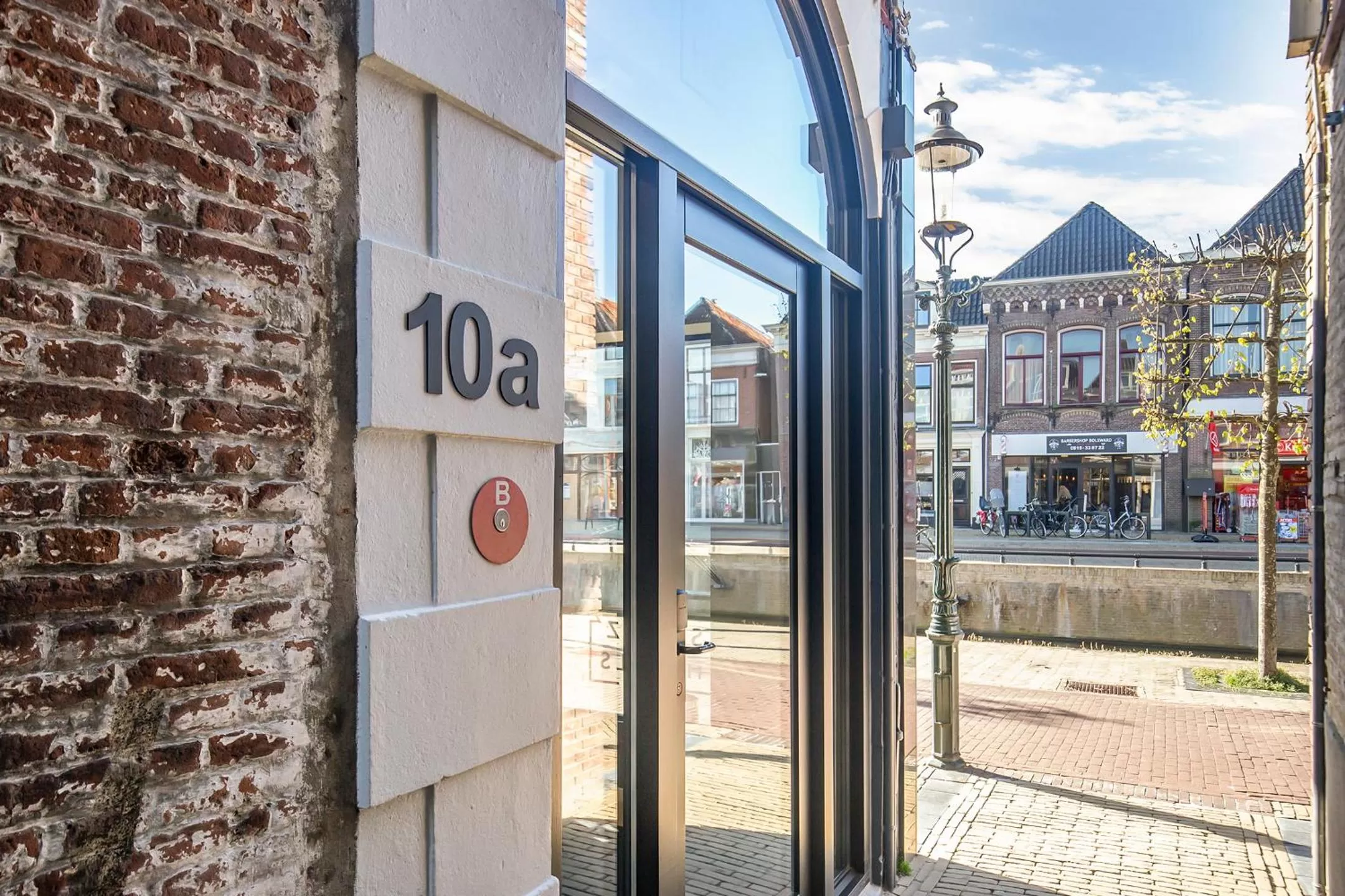 Facade/entrance in Snoozz Hotels Bolsward Boutique hotel zonder receptie met digitale sleutel