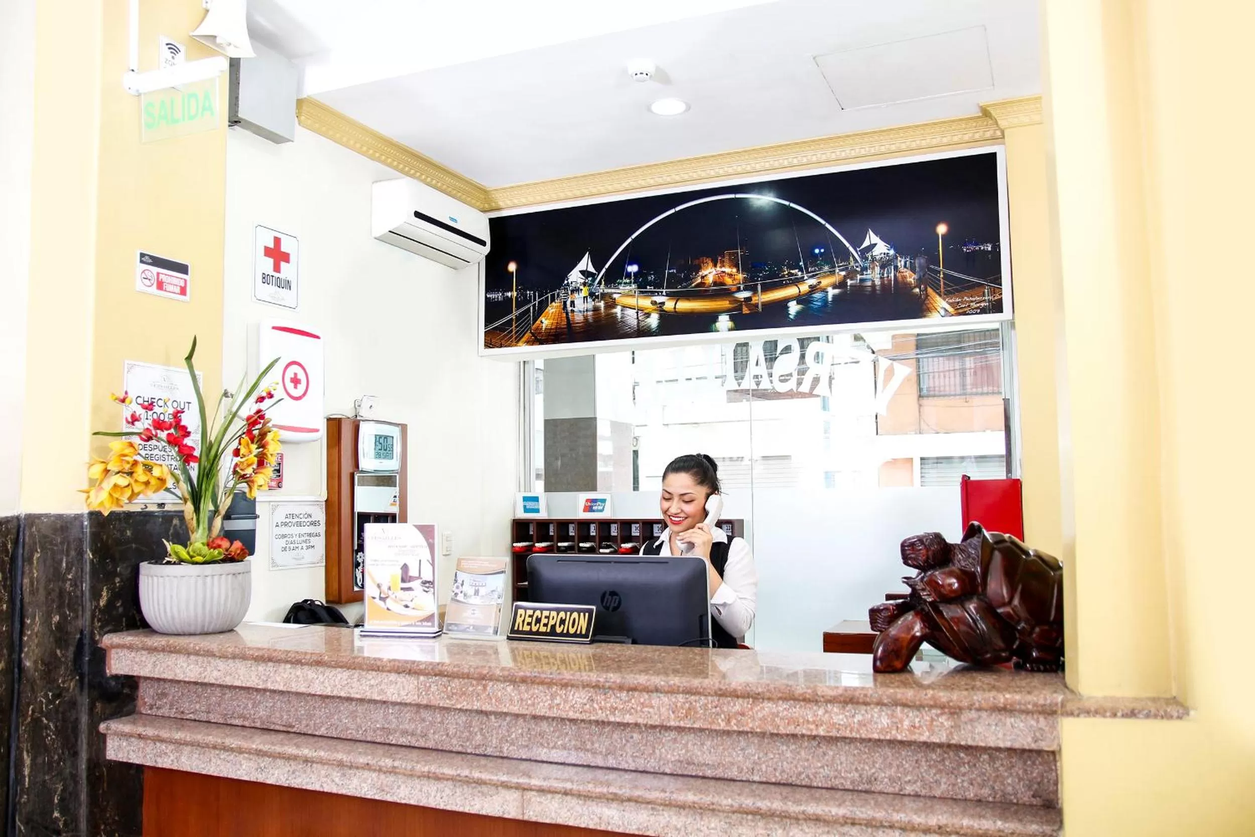 Lobby or reception in Hotel Versailles Internacional