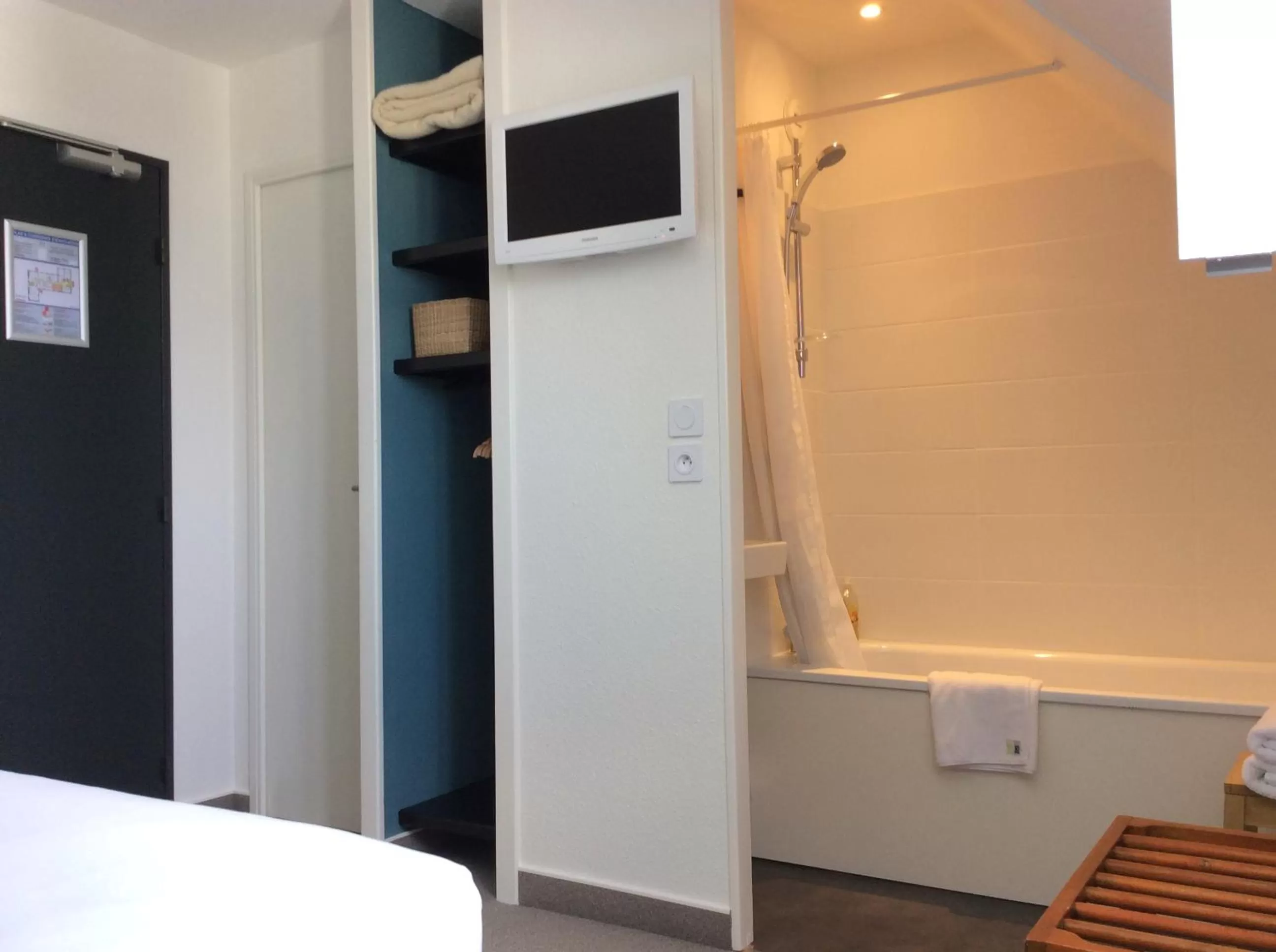 Bathroom, Bed in Hotel de France