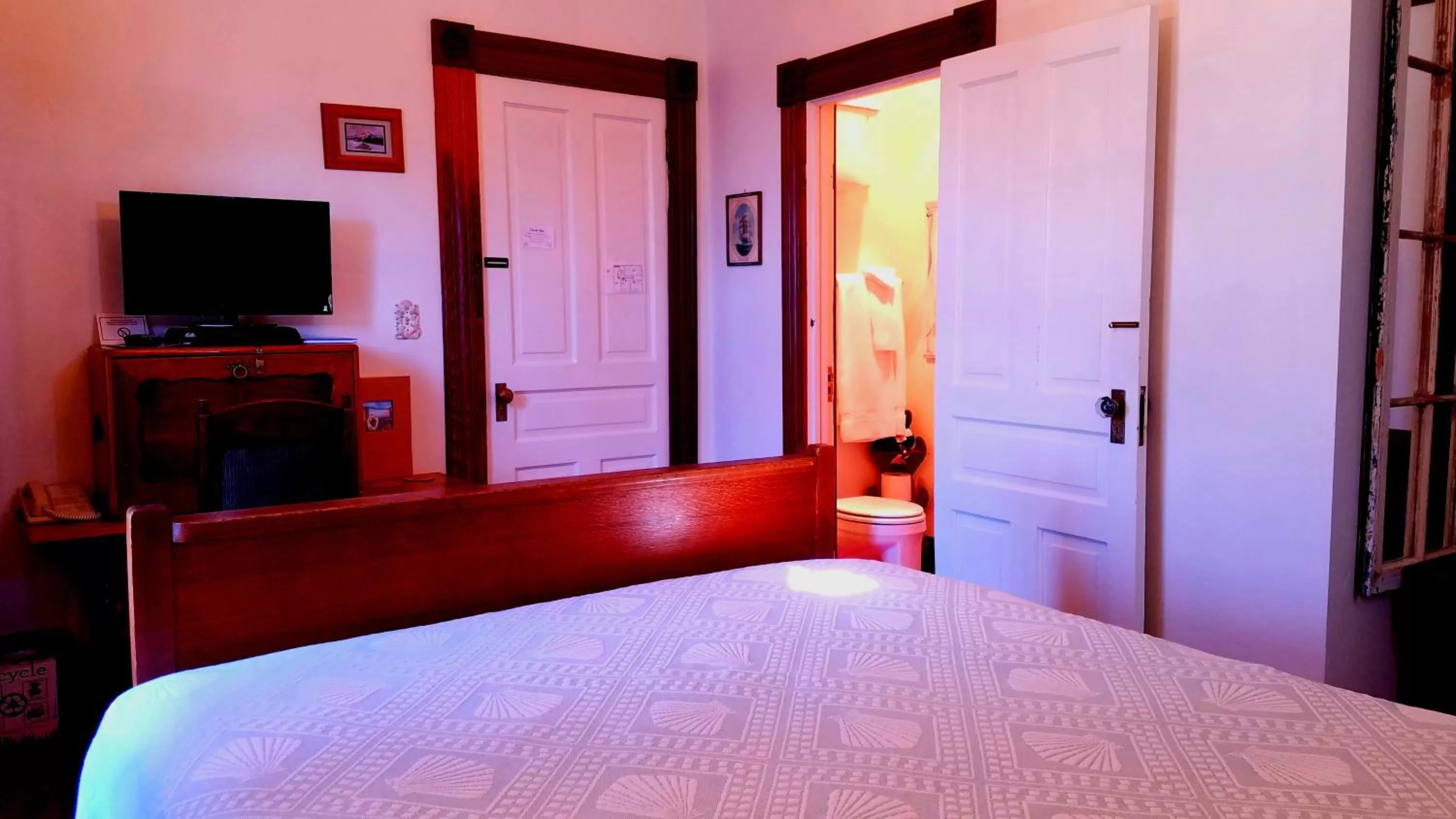Bathroom, Bed in Captain's Inn at Moss Landing