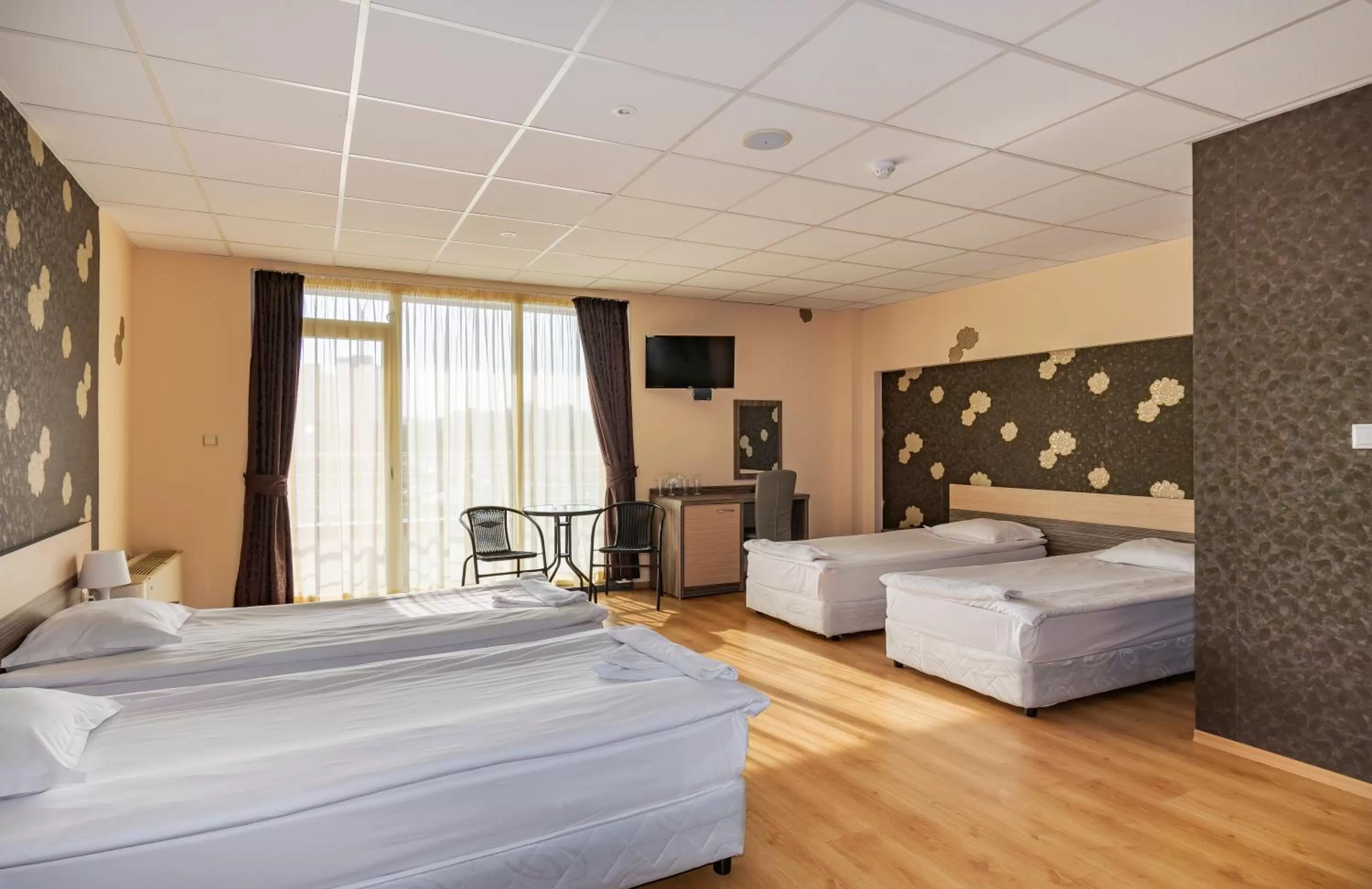 Photo of the whole room in Hotel City