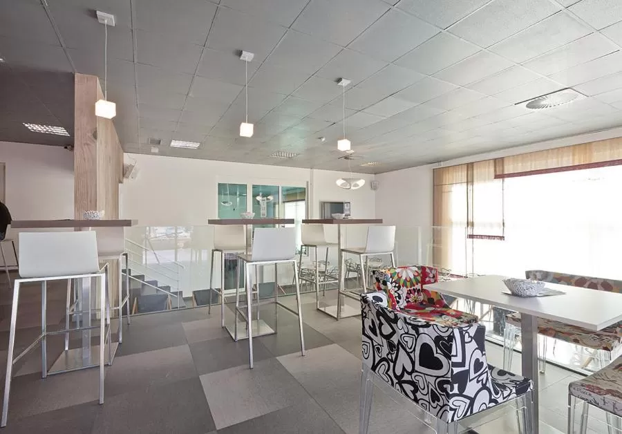 Restaurant/places to eat in Bit Center Hotel