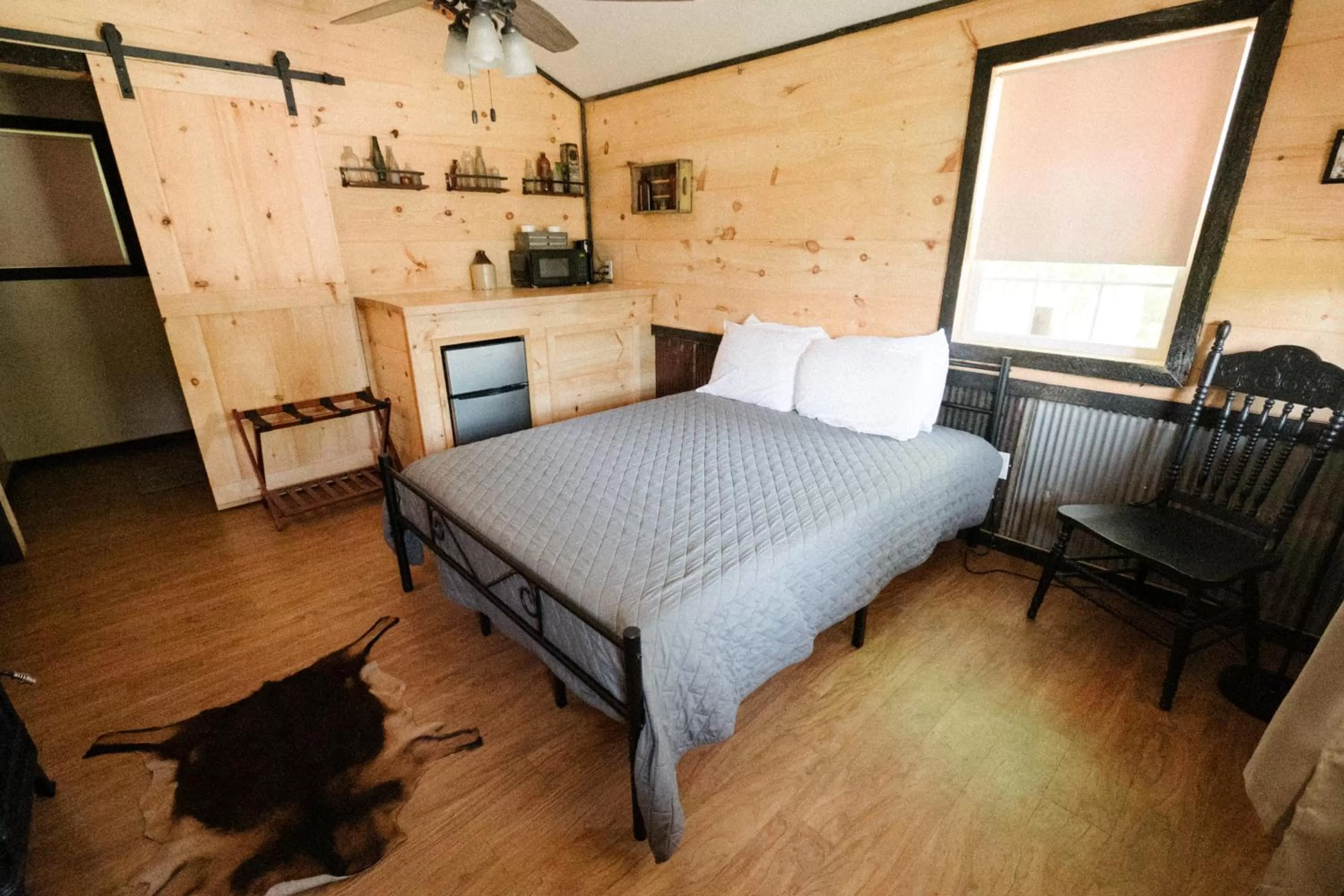 Kitchen or kitchenette, Bed in The Outpost
