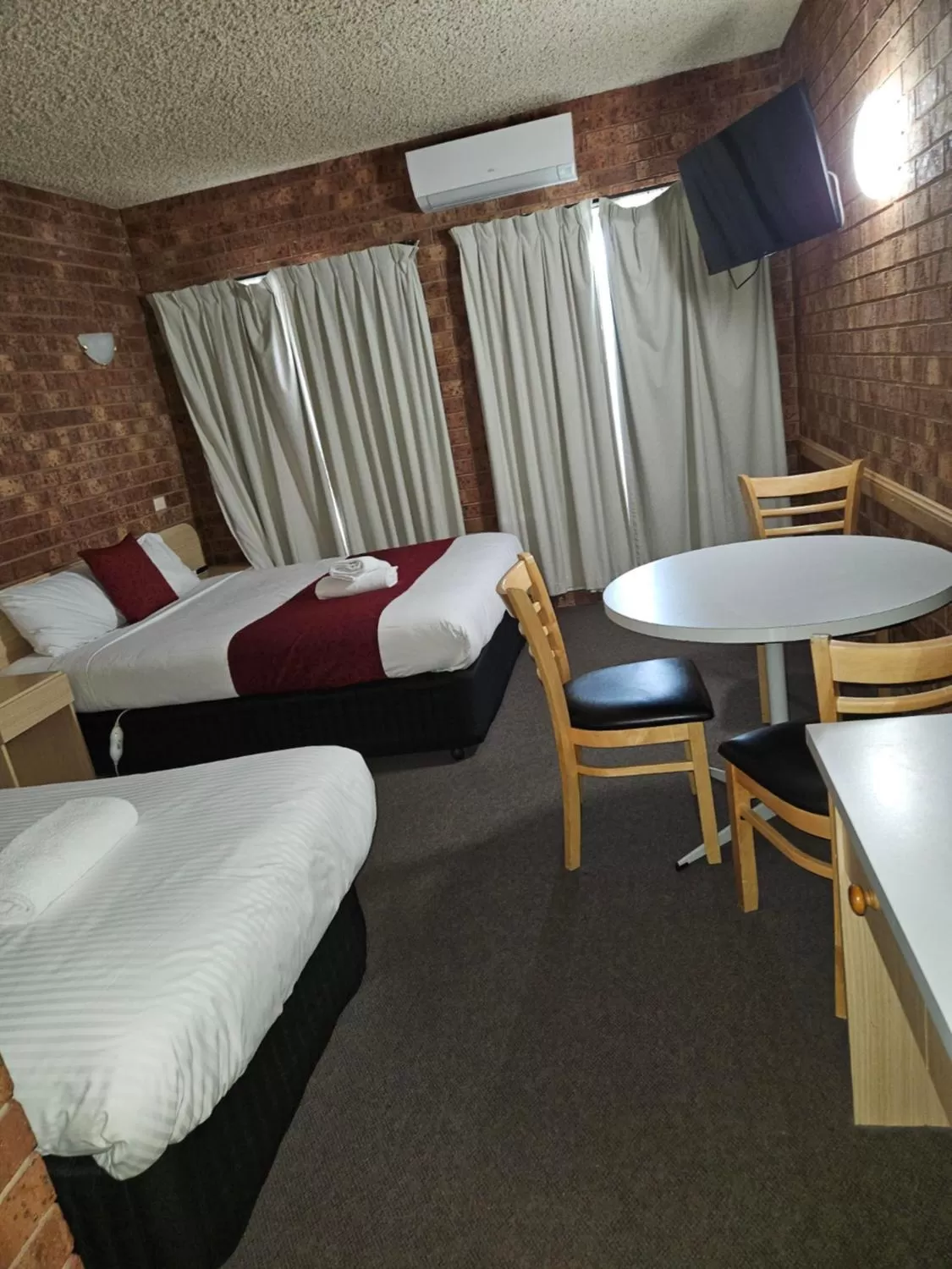 Bed in Courtyard Motor Inn