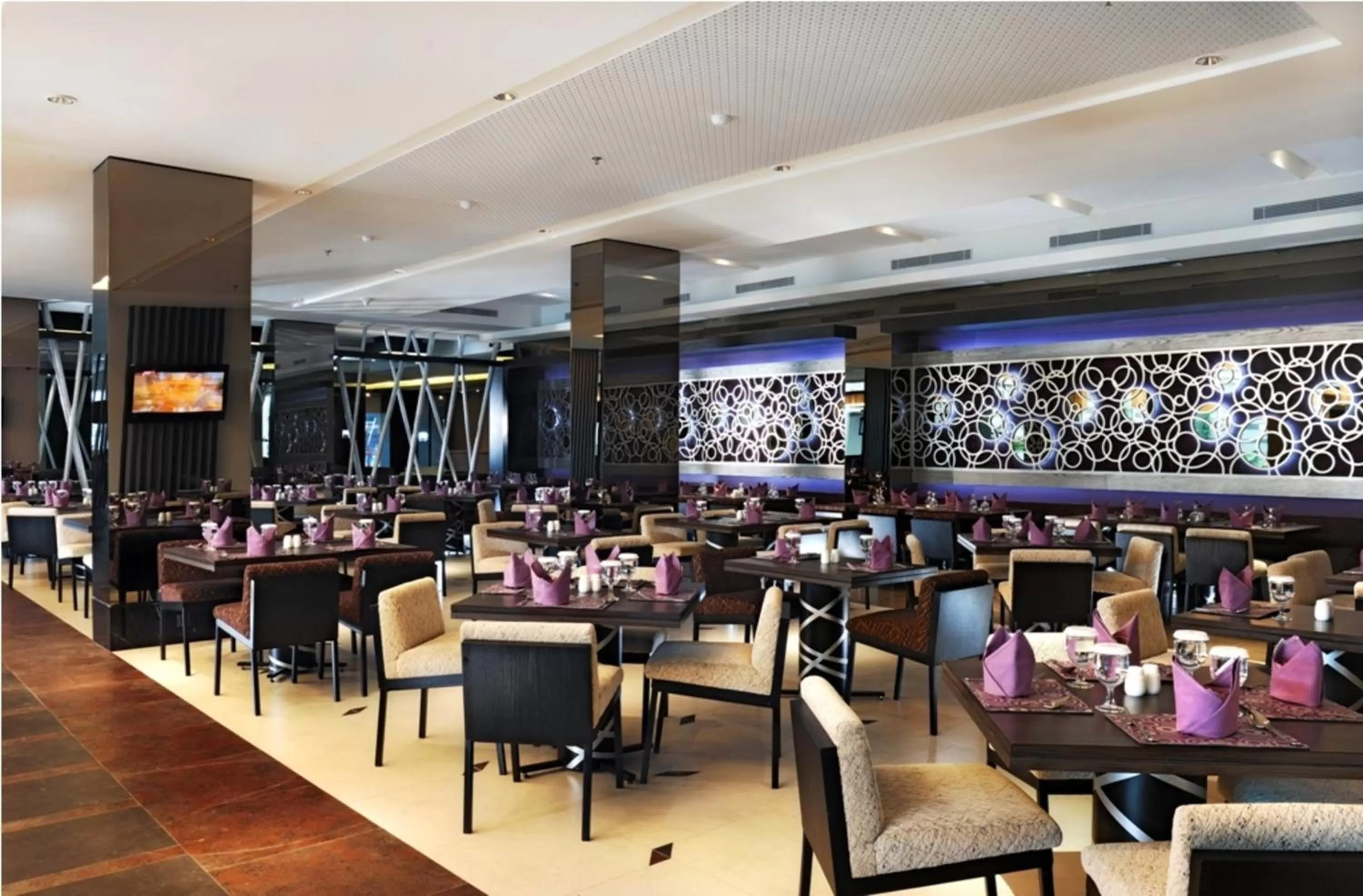 Restaurant/places to eat in Holiday Inn Bandung Pasteur by IHG