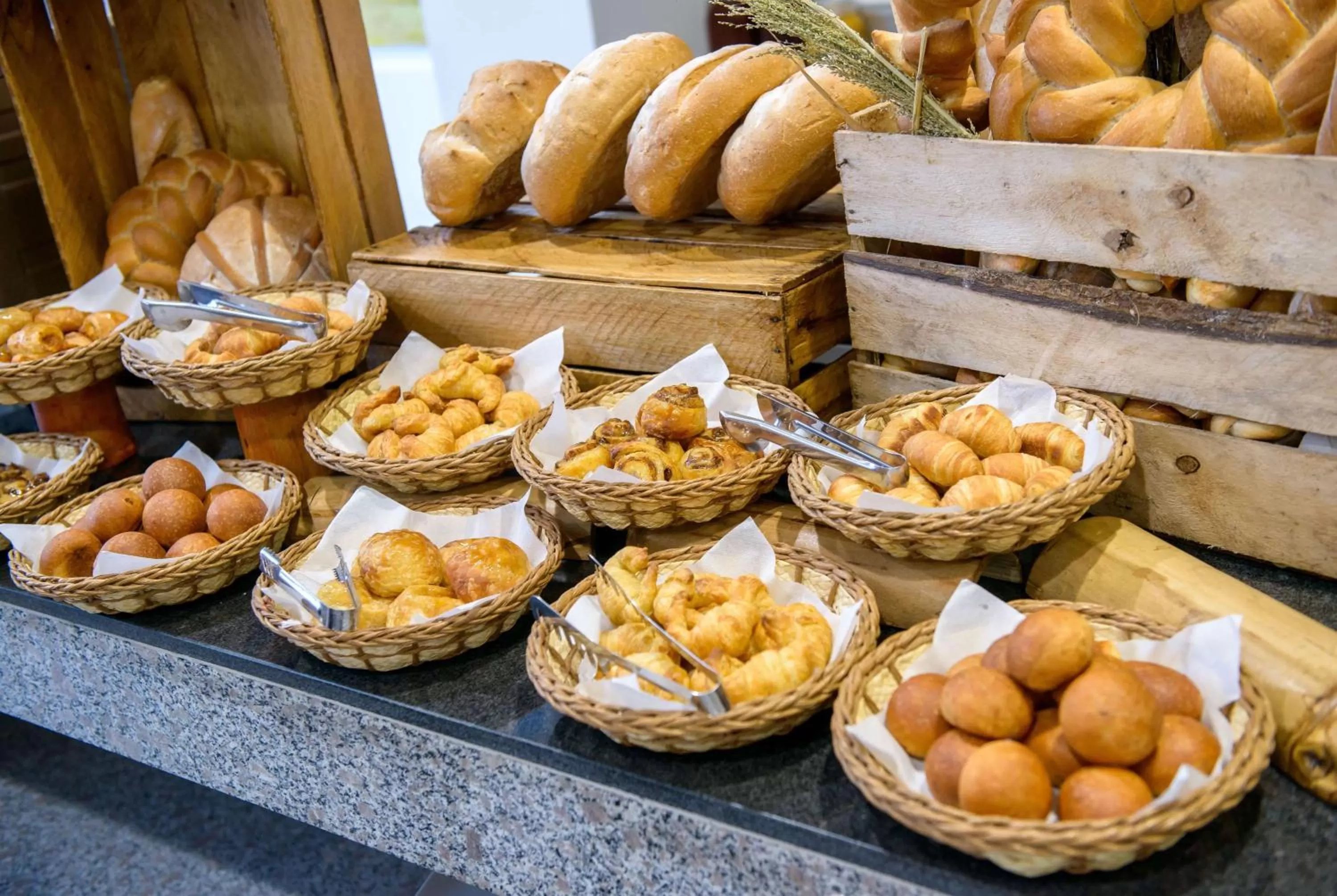 Restaurant/places to eat in Wyndham Manta Sail Plaza Hotel and Convention Center