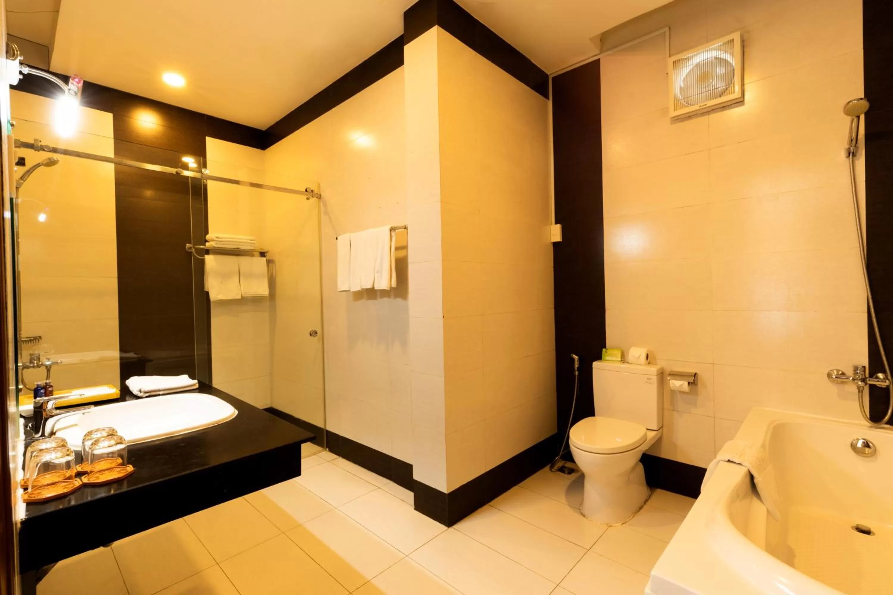 Toilet in Airport Saigon Hotel - Gần ẩm thực đêm chợ Phạm Văn Hai