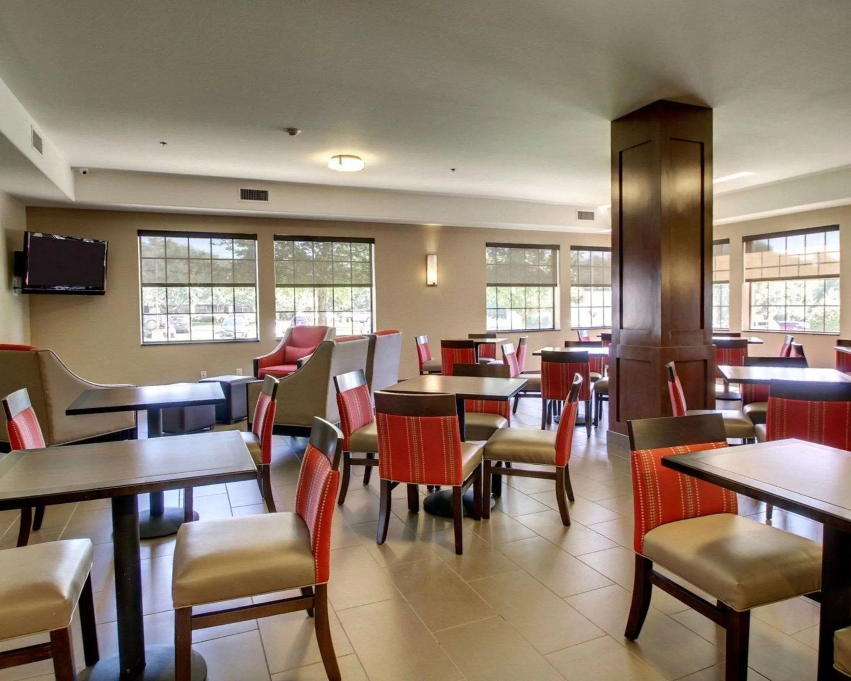 Restaurant/places to eat in Comfort Suites Tyler South