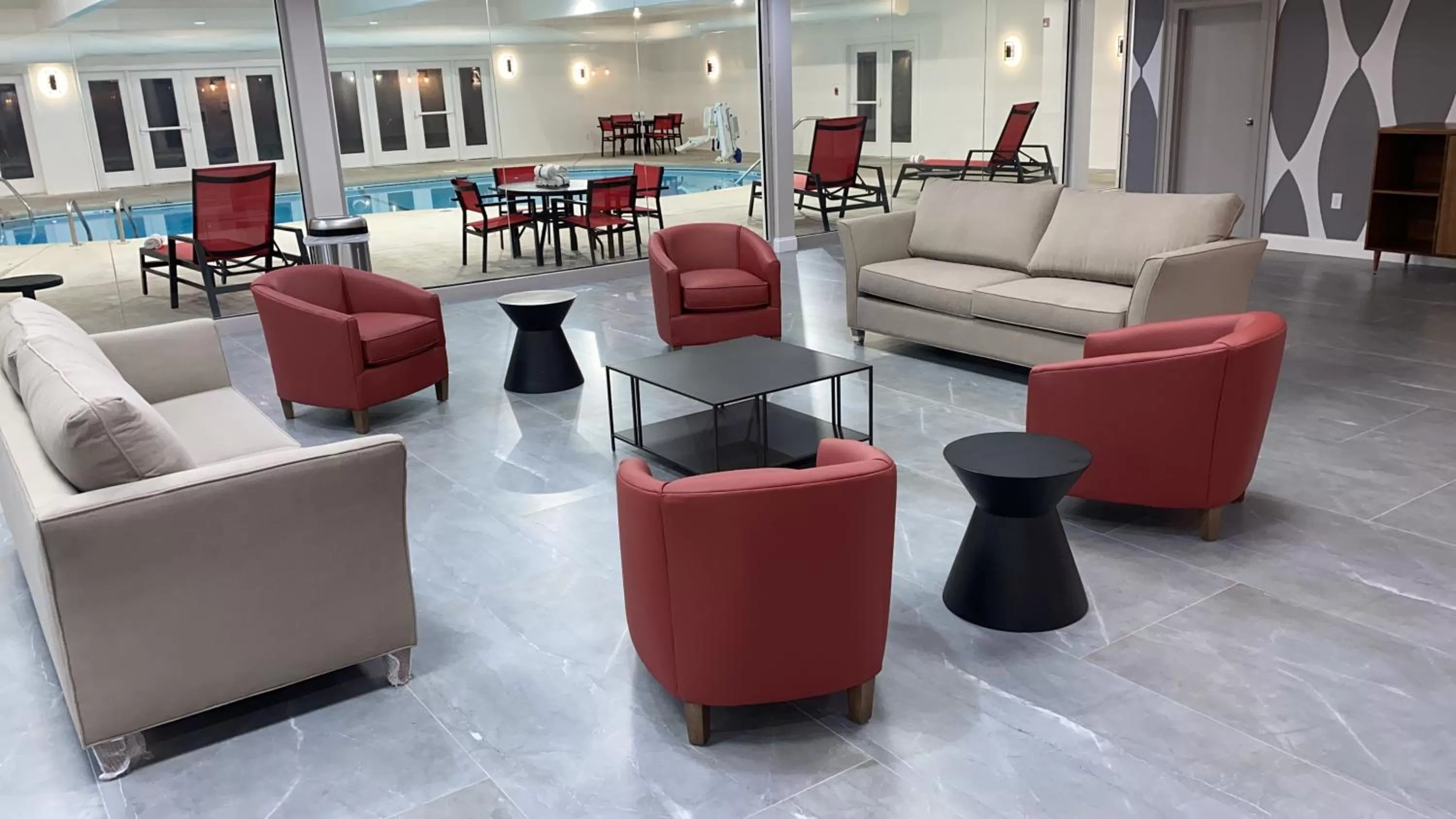 Lobby or reception in Ramada by Wyndham Hartford North - Bradley Airport