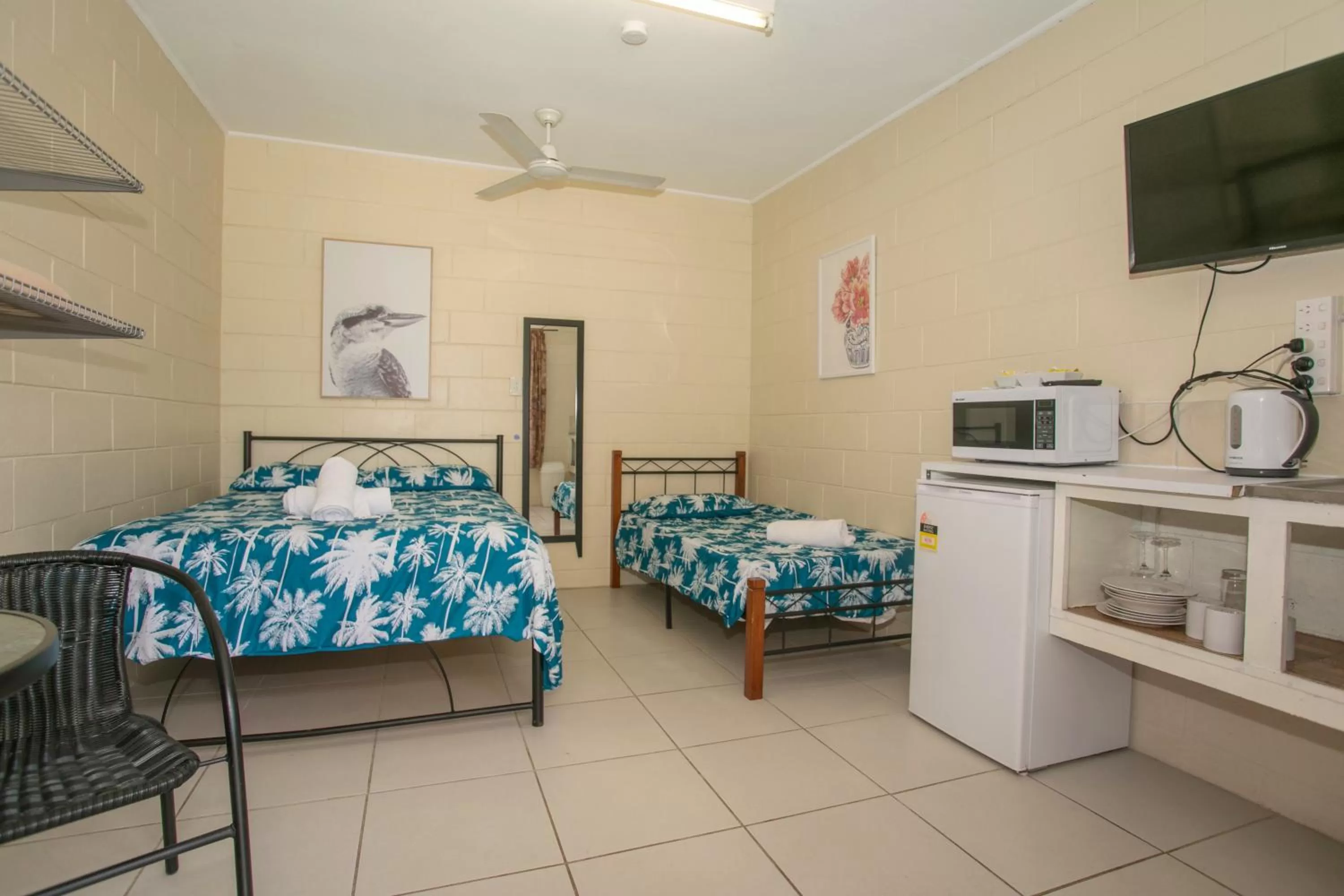 Photo of the whole room, Bed in Bundaberg Park Village