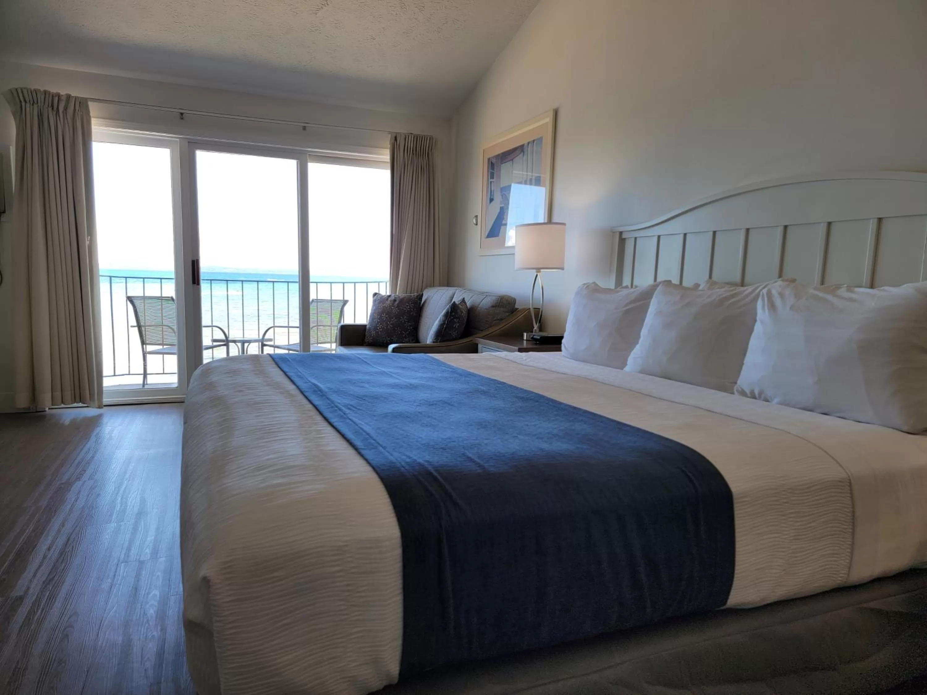 Photo of the whole room, Bed in Pointes North Beachfront Hotel - 2 Person Spa Tub Studios