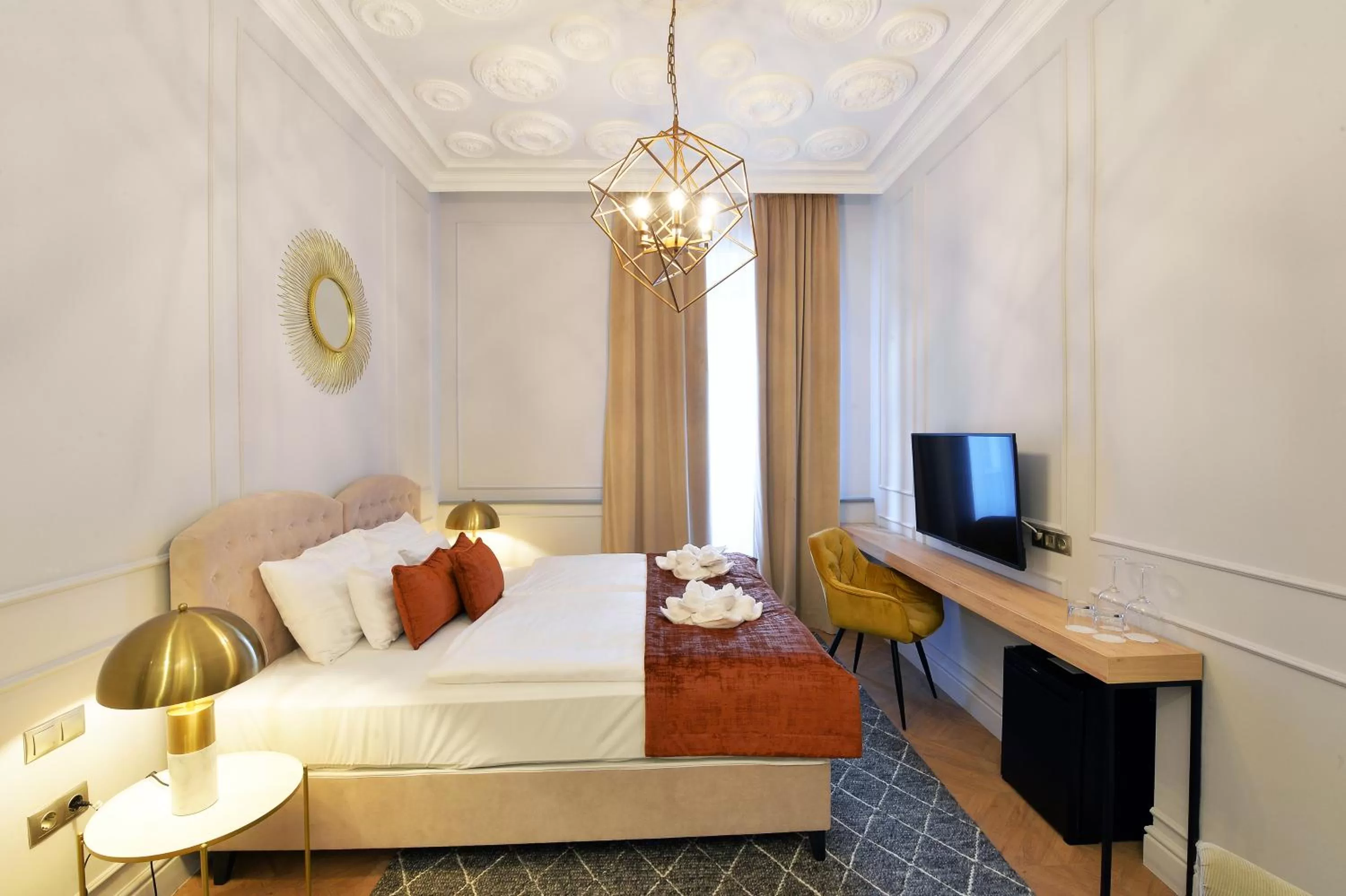 Photo of the whole room, Bed in 1552 Boutique Hotel