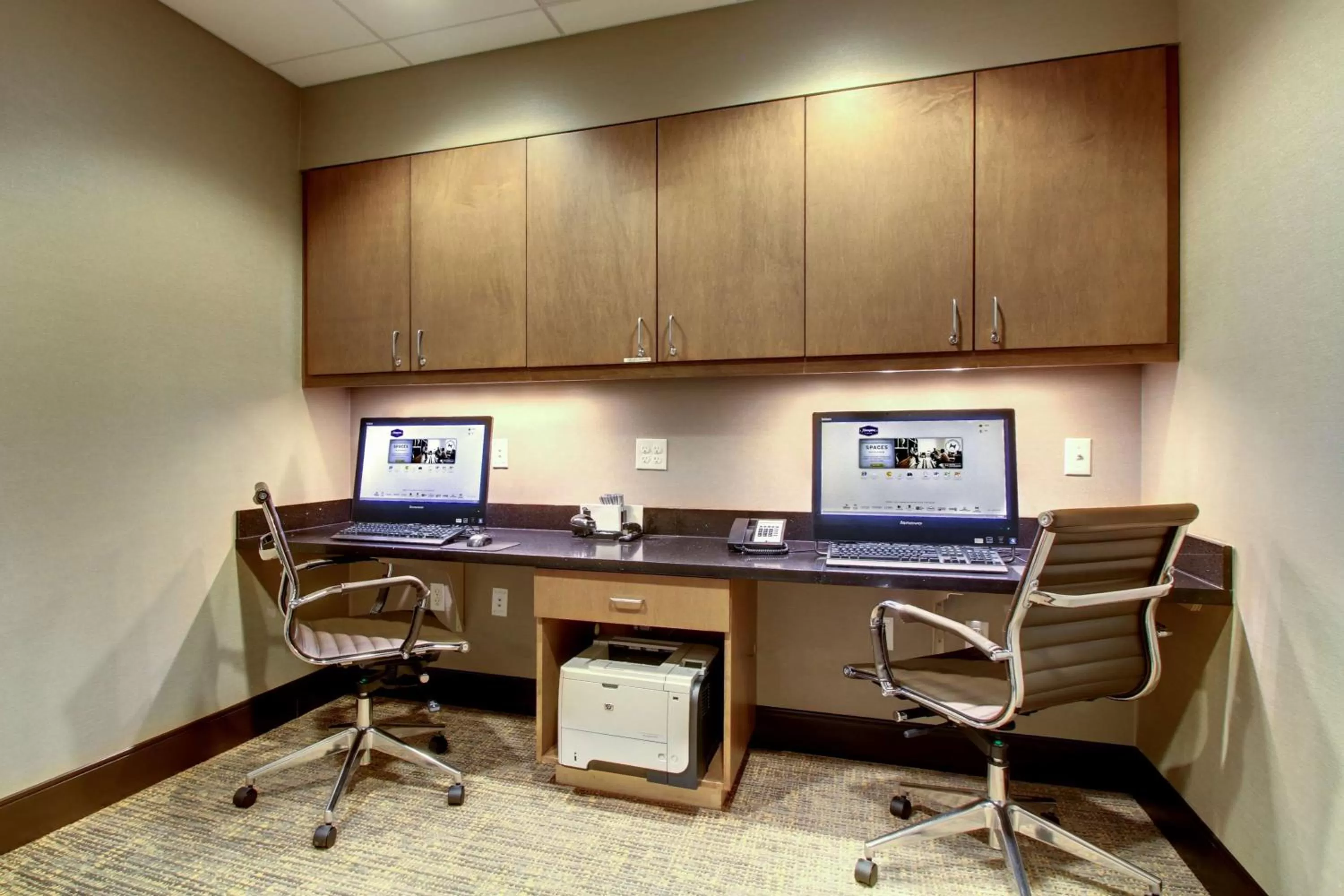 Business facilities in Hampton Inn & Suites Milwaukee West