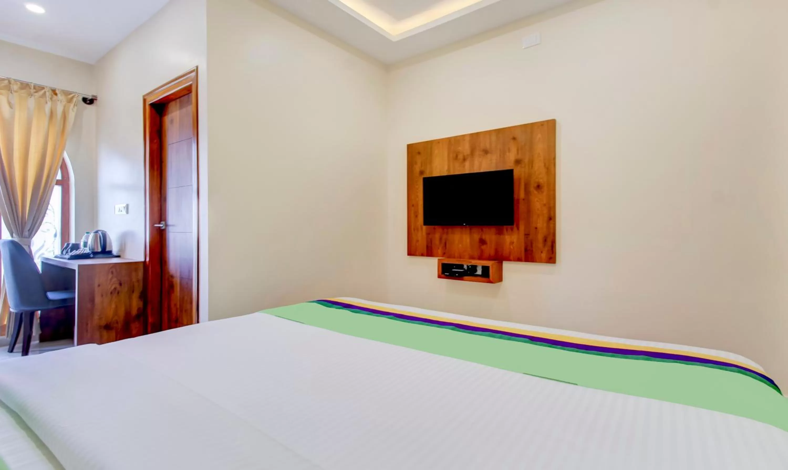 Bedroom, Bed in Treebo The Meridian, 10 Mins To Mahatma Gandhi Park