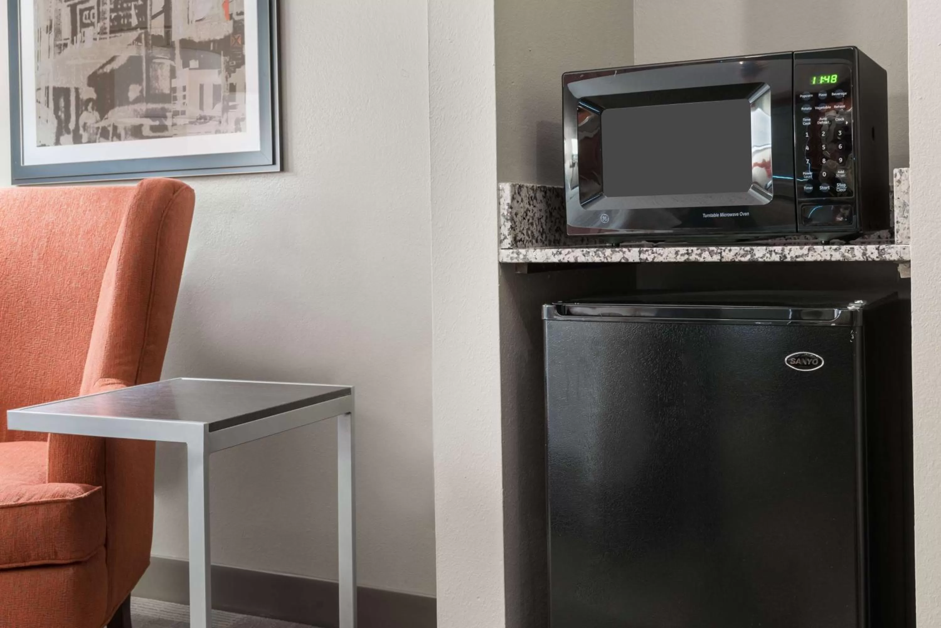 Bed in Hampton Inn Boston / Marlborough