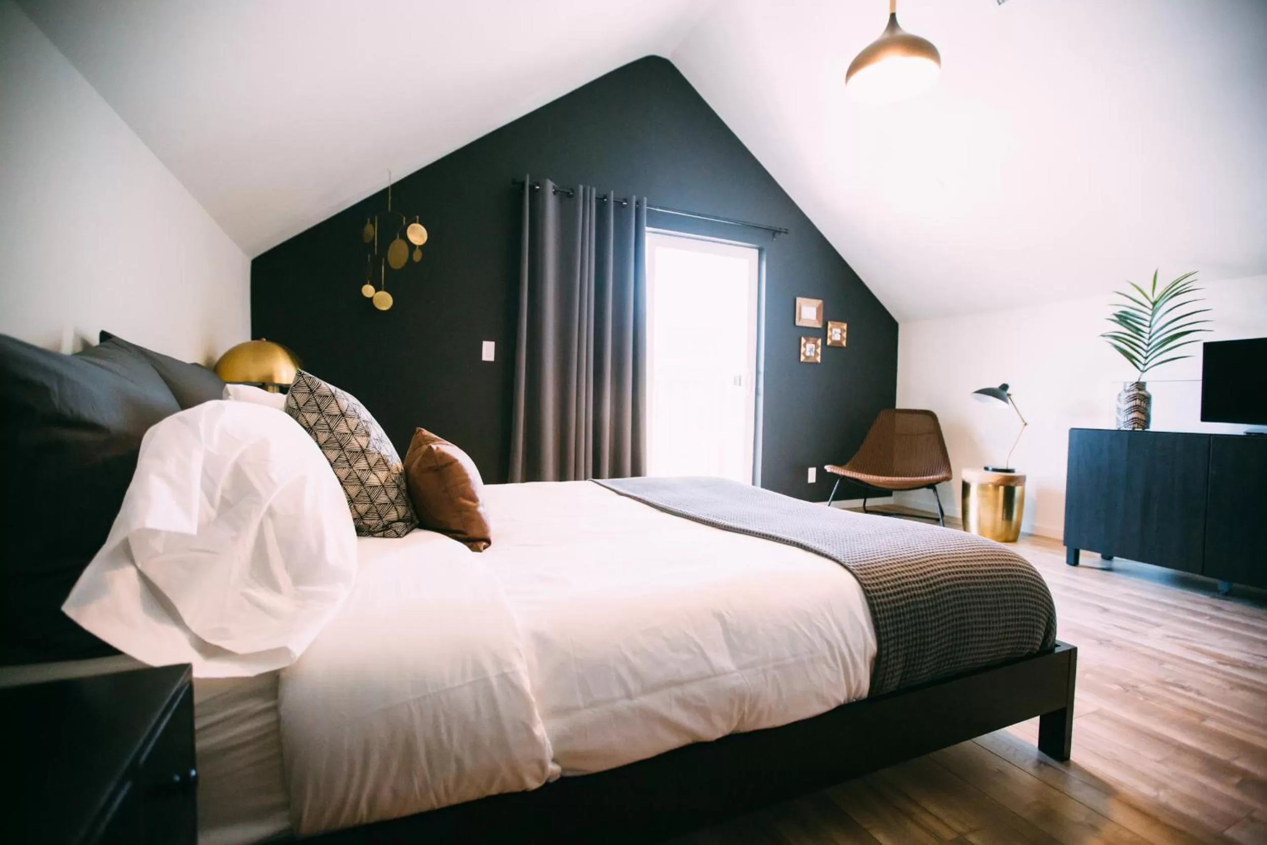 TV and multimedia, Bed in Noon on Sunset Hill