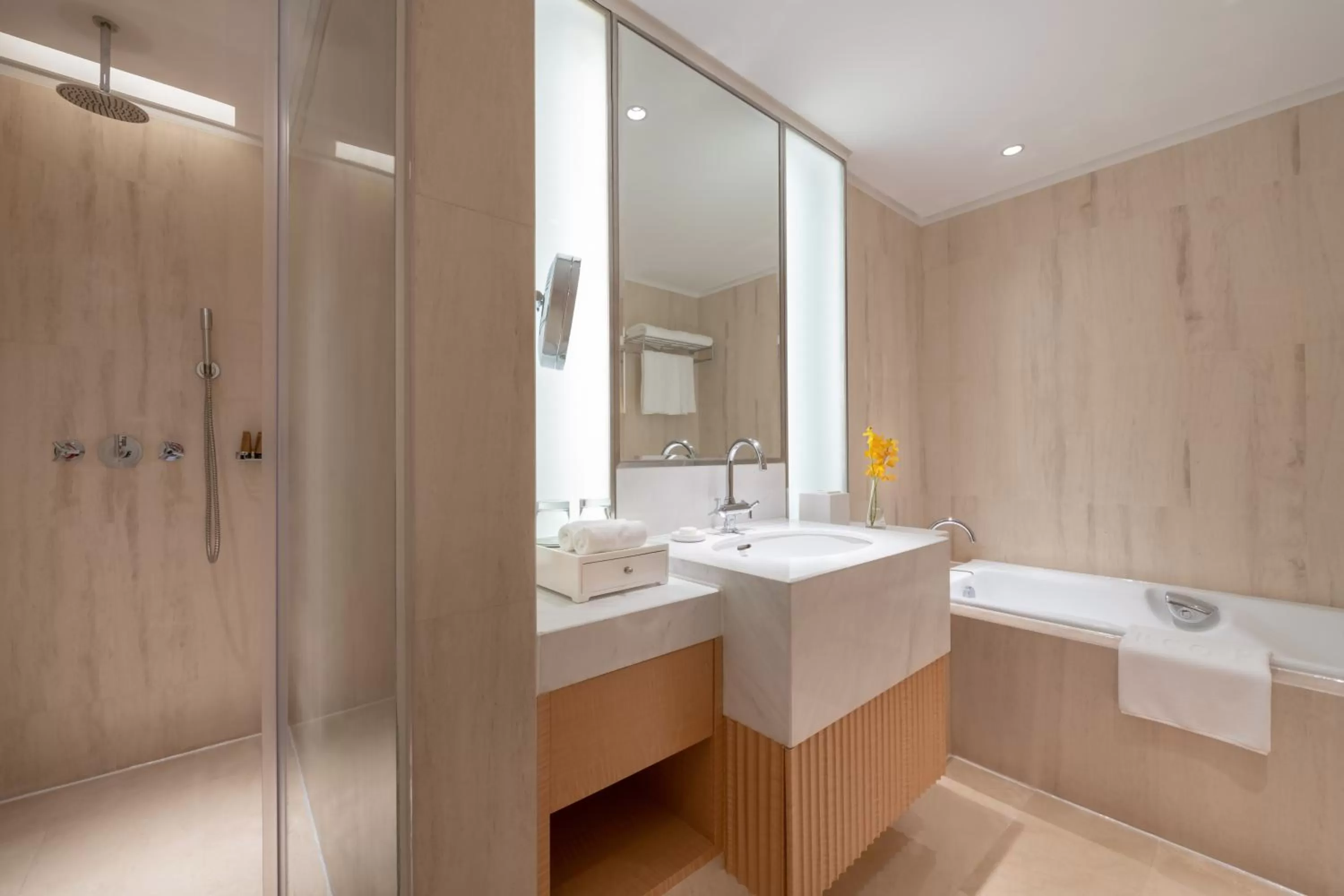 Bathroom in Crowne Plaza Shenzhen Futian, Near to Shenzhen Convention&Exhibition Centre, Shenzhen Stock Exchange and Shenzhen Civic Center, Outdoor Heated Pool