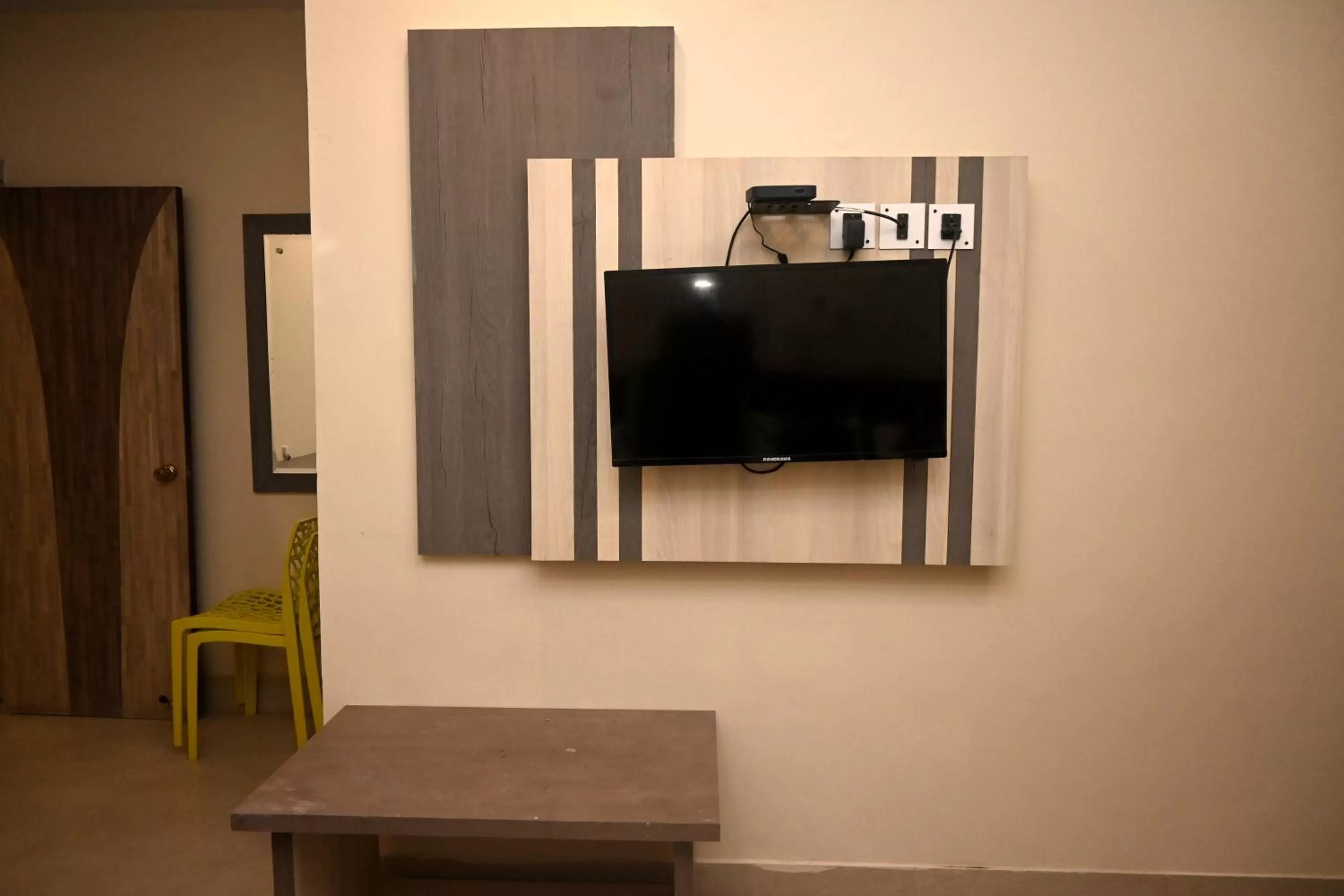 Communal lounge/ TV room, TV/Entertainment Center in Royal Sea View