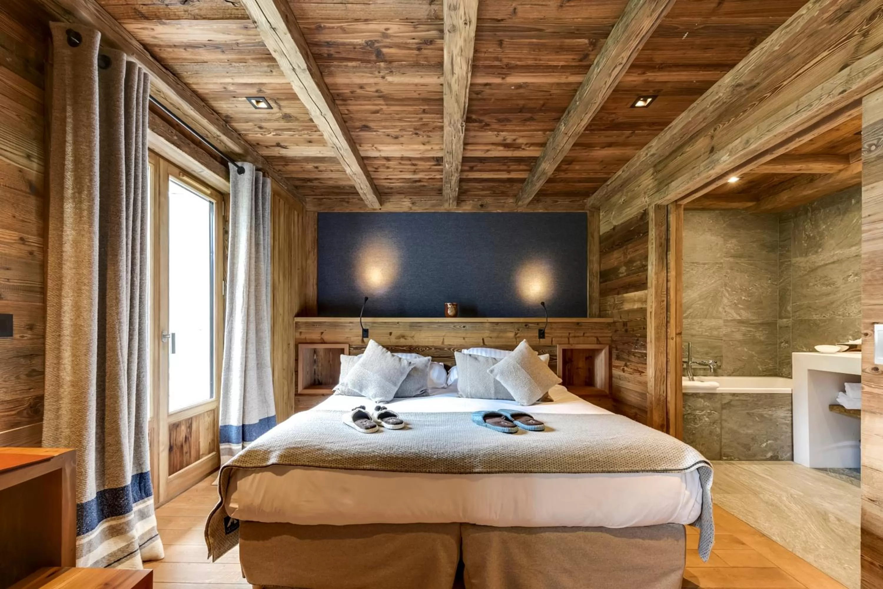 Bedroom, Bed in Au Coin Du Feu