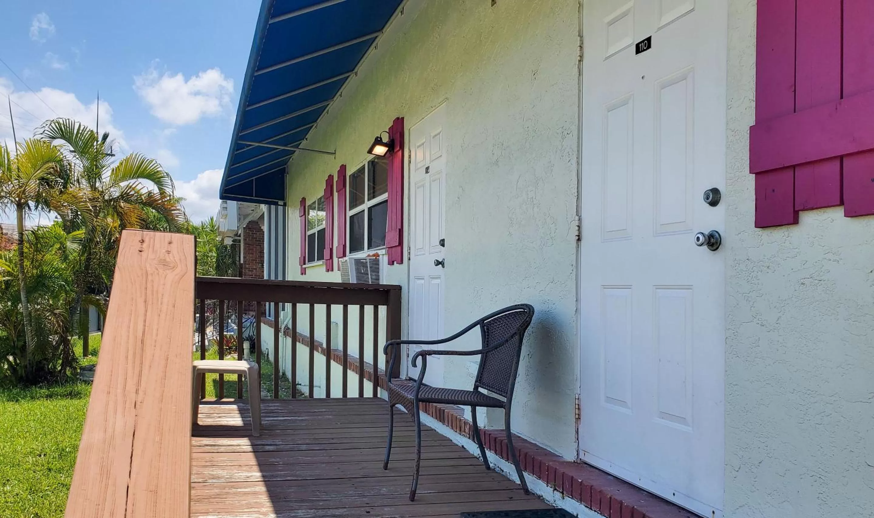Patio in Captain's Table Hotel by Everglades Adventures