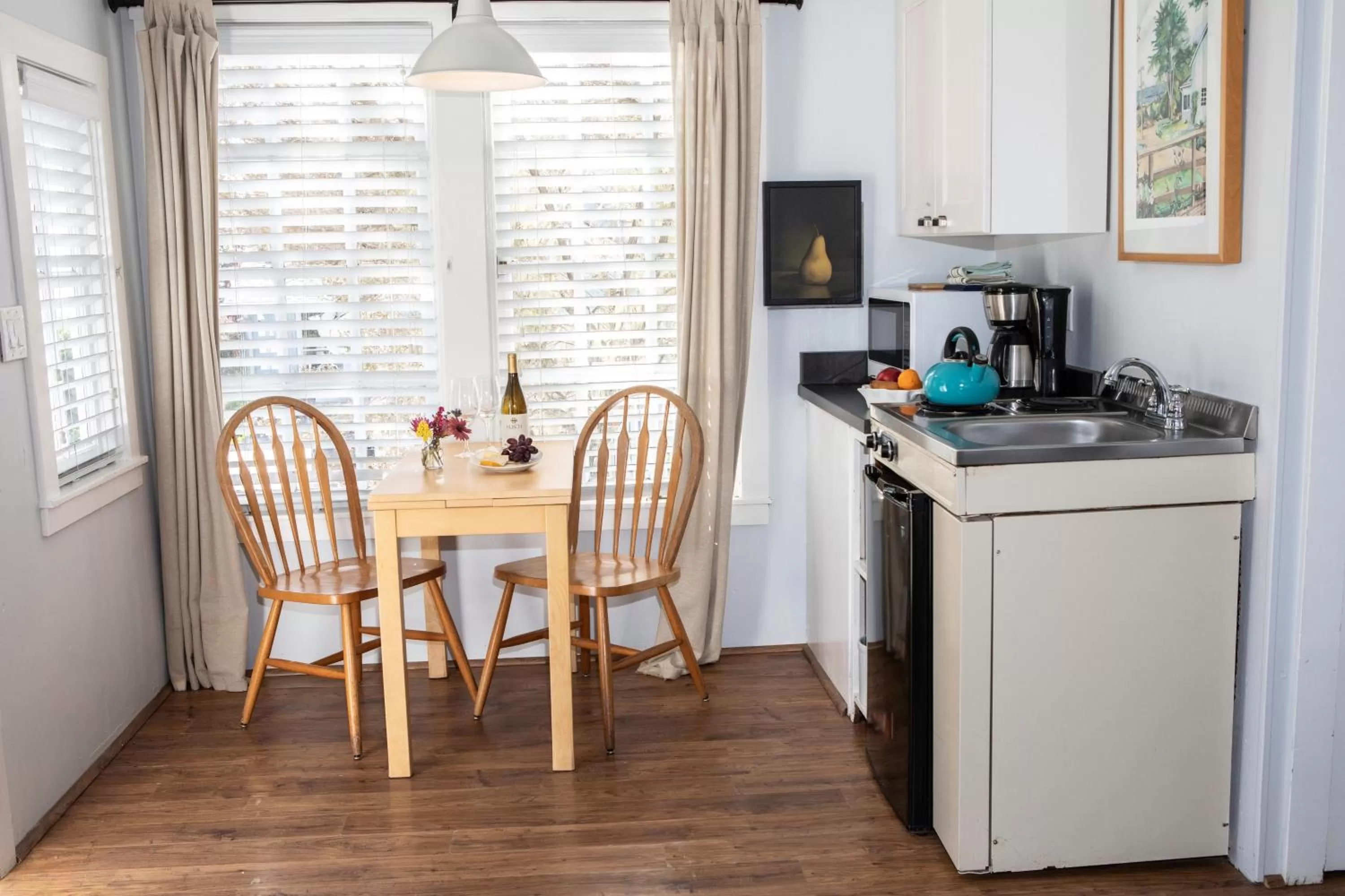 Coffee/tea facilities in Inn at Schoolhouse Creek